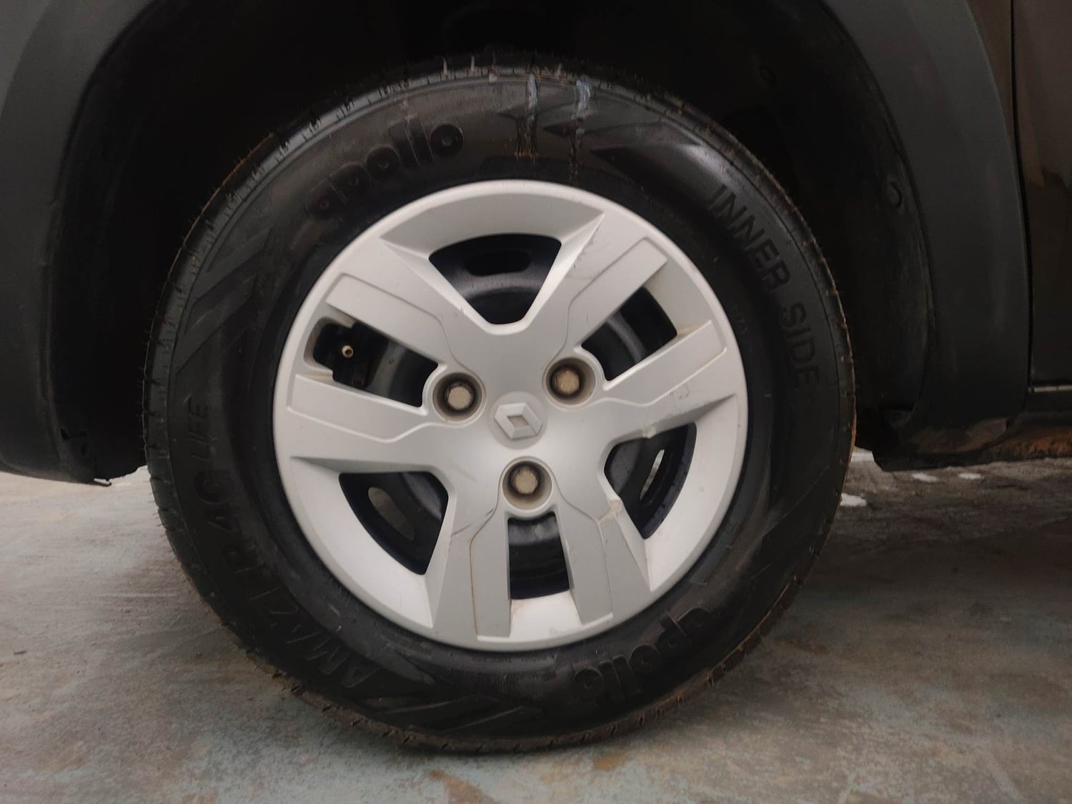 Used 2020 Renault Kwid 1.0 RXT AMT Opt Petrol Automatic tyres LEFT FRONT TYRE RIM VIEW