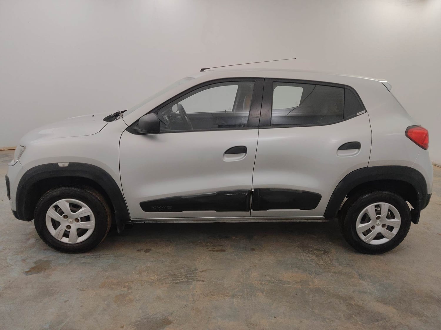 Used 2016 Renault Kwid RXL Petrol Manual exterior LEFT SIDE VIEW