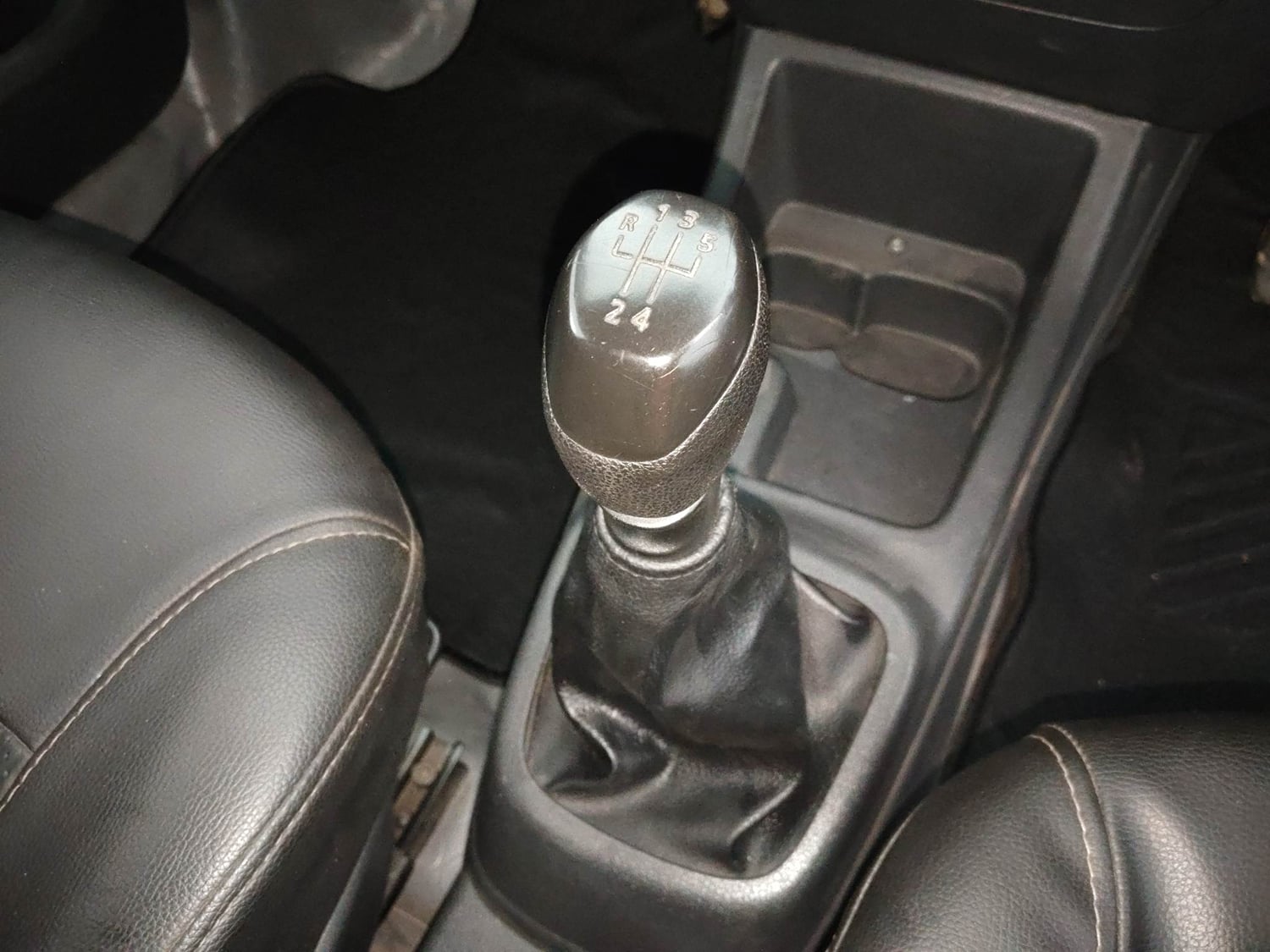 Used 2016 Renault Kwid RXL Petrol Manual interior GEAR  KNOB VIEW