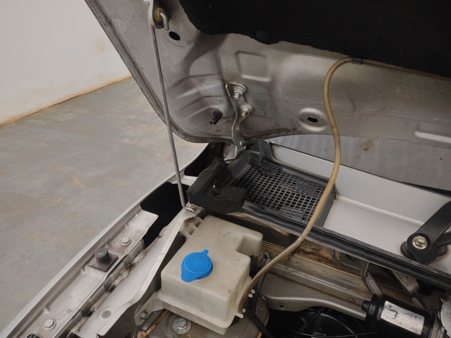 Used 2016 Renault Kwid RXL Petrol Manual engine ENGINE RIGHT SIDE HINGE & APRON VIEW