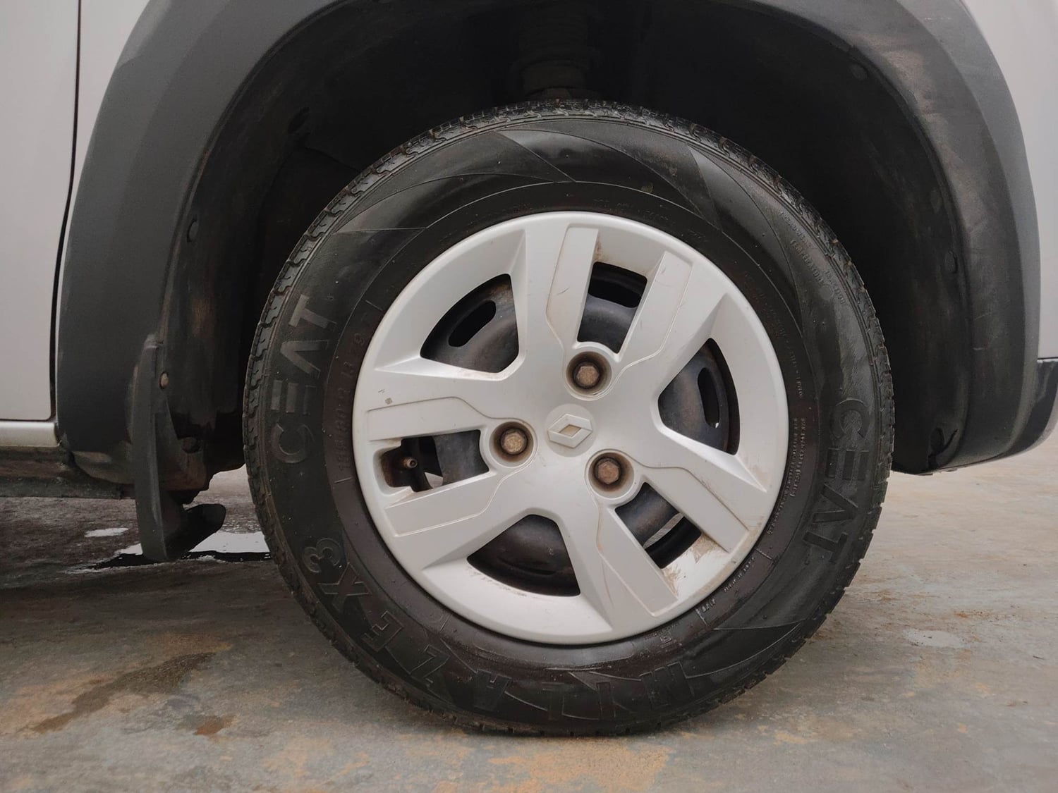 Used 2016 Renault Kwid RXL Petrol Manual tyres RIGHT FRONT TYRE RIM VIEW