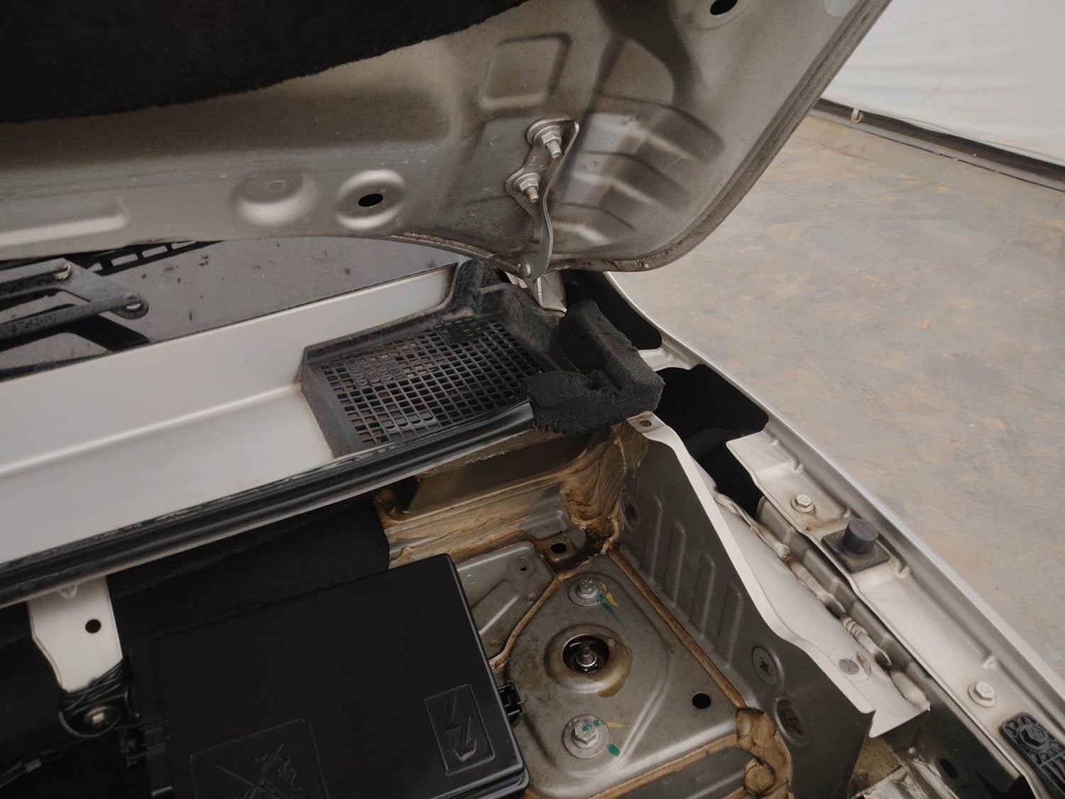 Used 2016 Renault Kwid RXL Petrol Manual engine ENGINE LEFT SIDE HINGE & APRON VIEW