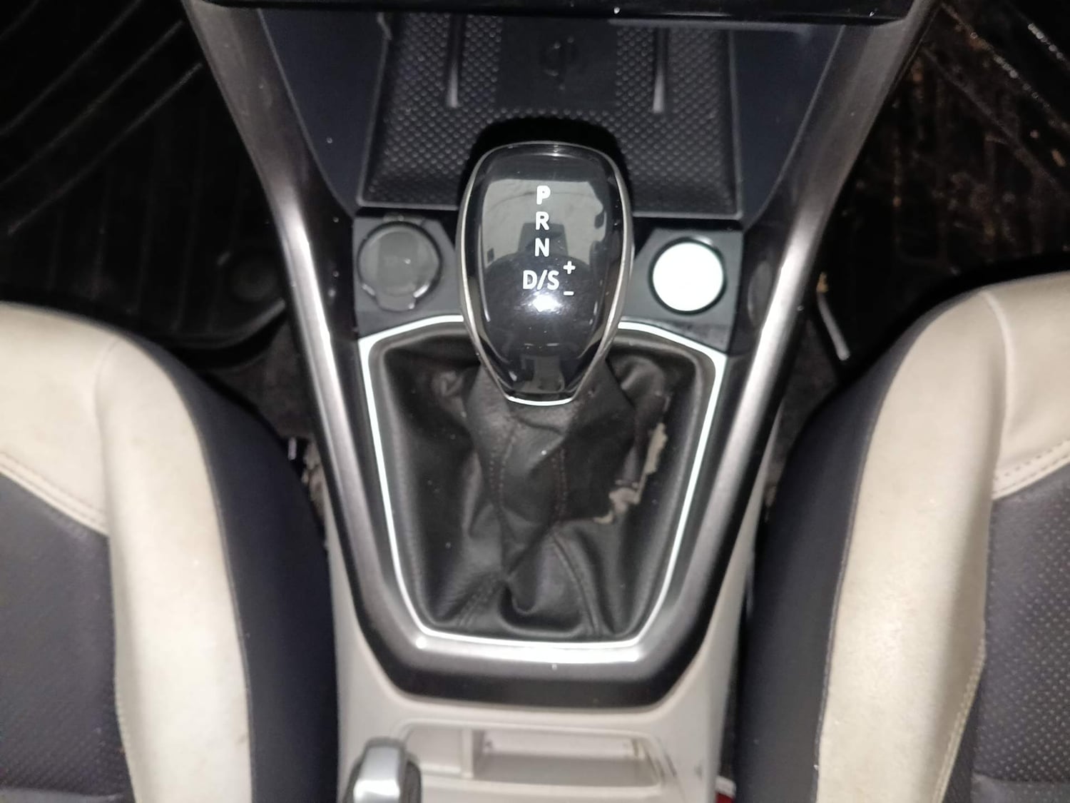 Used 2024 Volkswagen Taigun Topline 1.0 TSI AT Petrol Automatic interior GEAR  KNOB VIEW