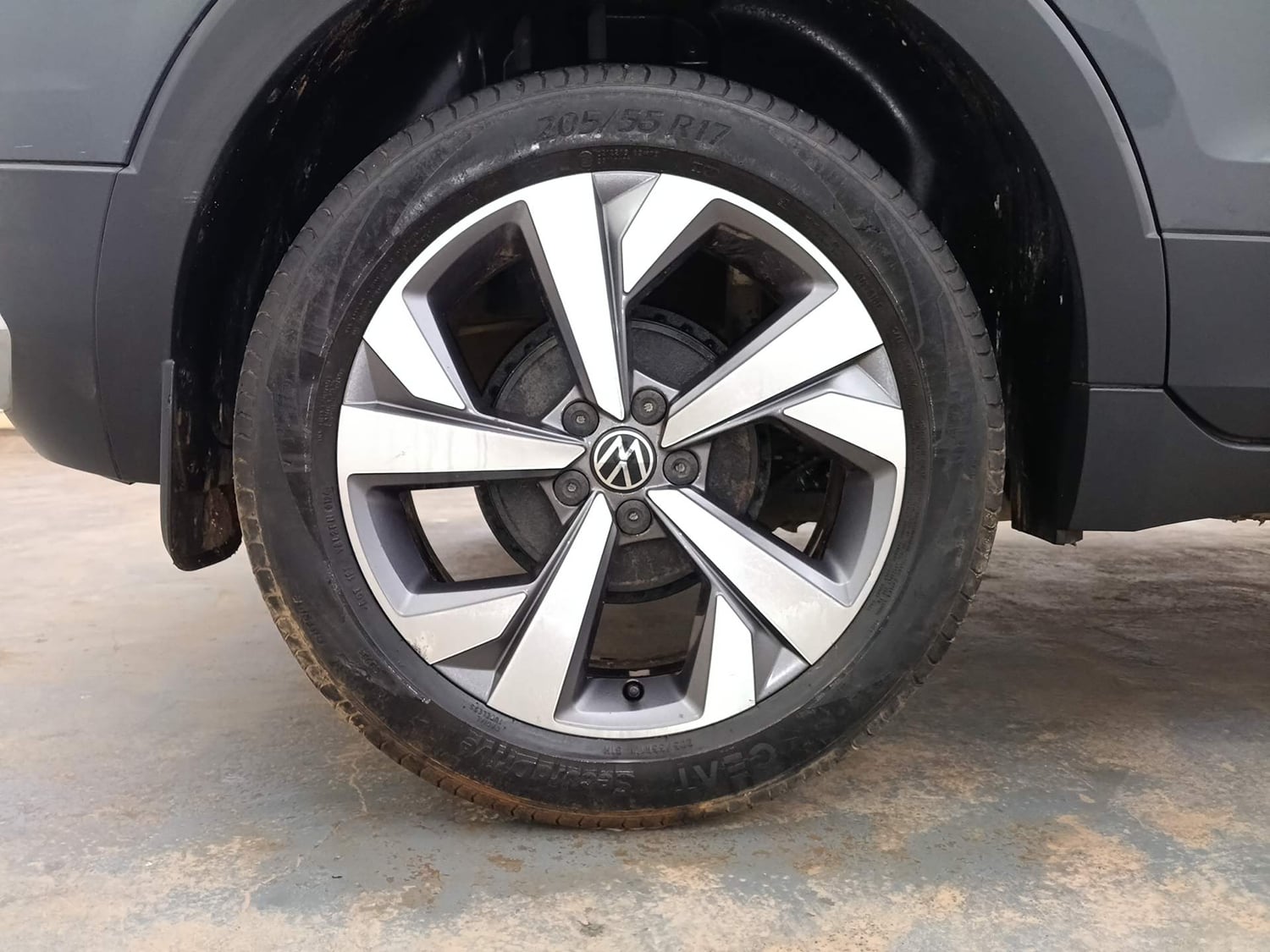 Used 2024 Volkswagen Taigun Topline 1.0 TSI AT Petrol Automatic tyres RIGHT REAR TYRE RIM VIEW