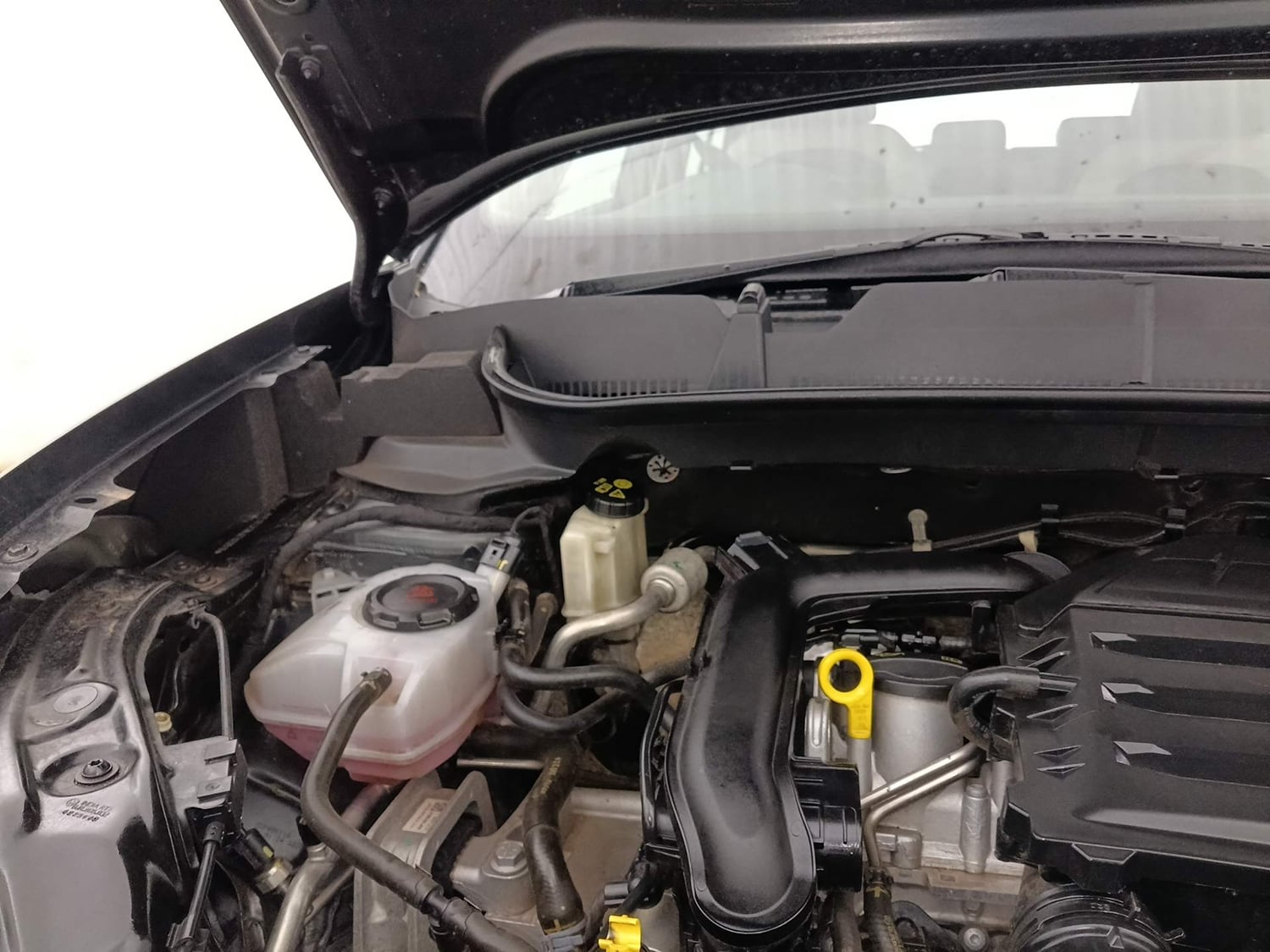 Used 2024 Volkswagen Taigun Topline 1.0 TSI AT Petrol Automatic engine ENGINE RIGHT SIDE HINGE & APRON VIEW