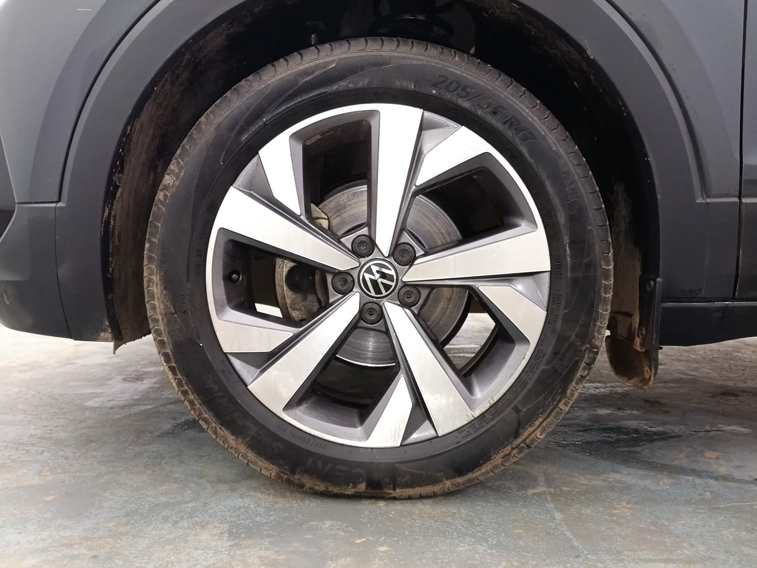 Used 2024 Volkswagen Taigun Topline 1.0 TSI AT Petrol Automatic tyres LEFT FRONT TYRE RIM VIEW