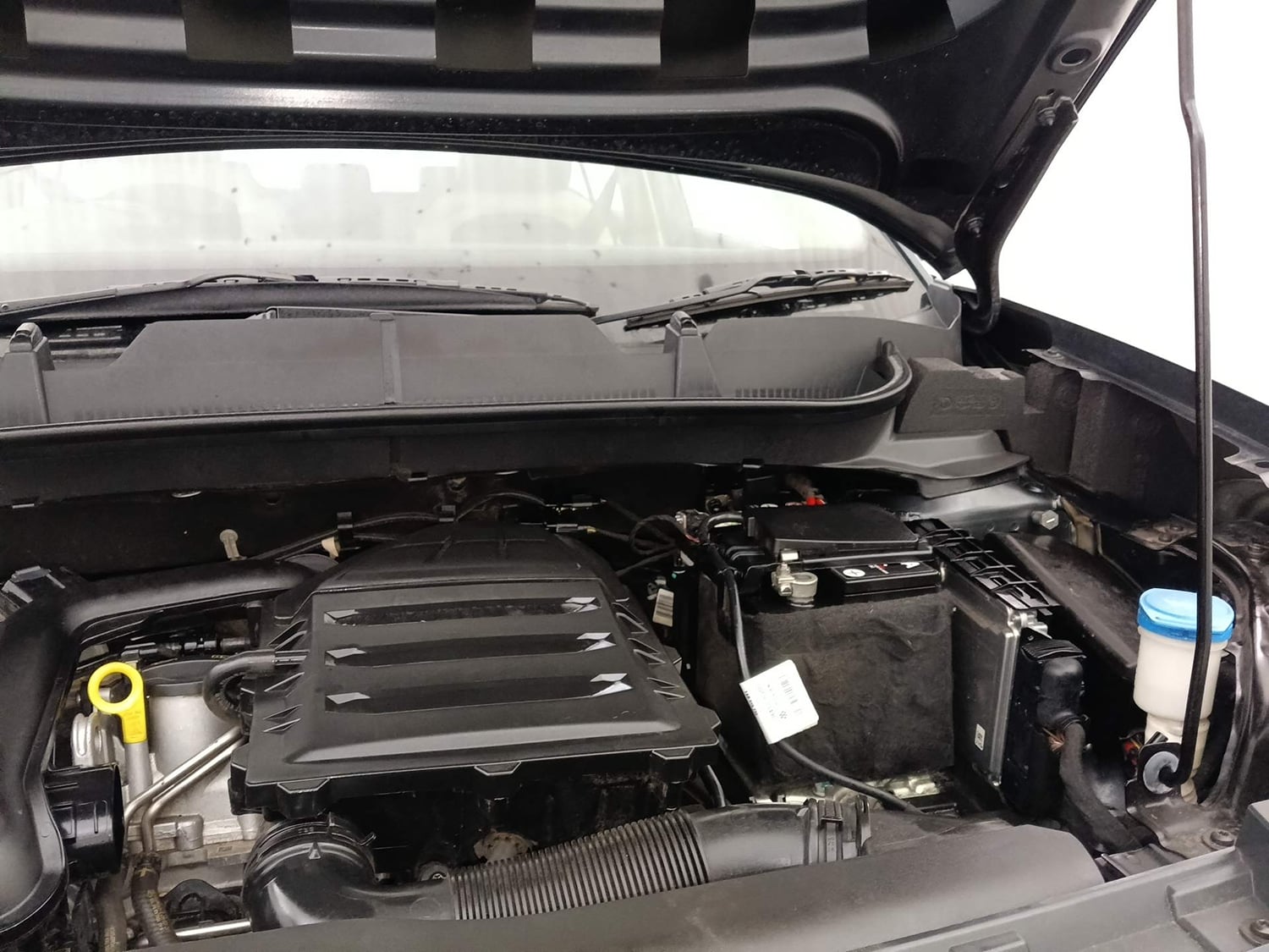 Used 2024 Volkswagen Taigun Topline 1.0 TSI AT Petrol Automatic engine ENGINE LEFT SIDE HINGE & APRON VIEW