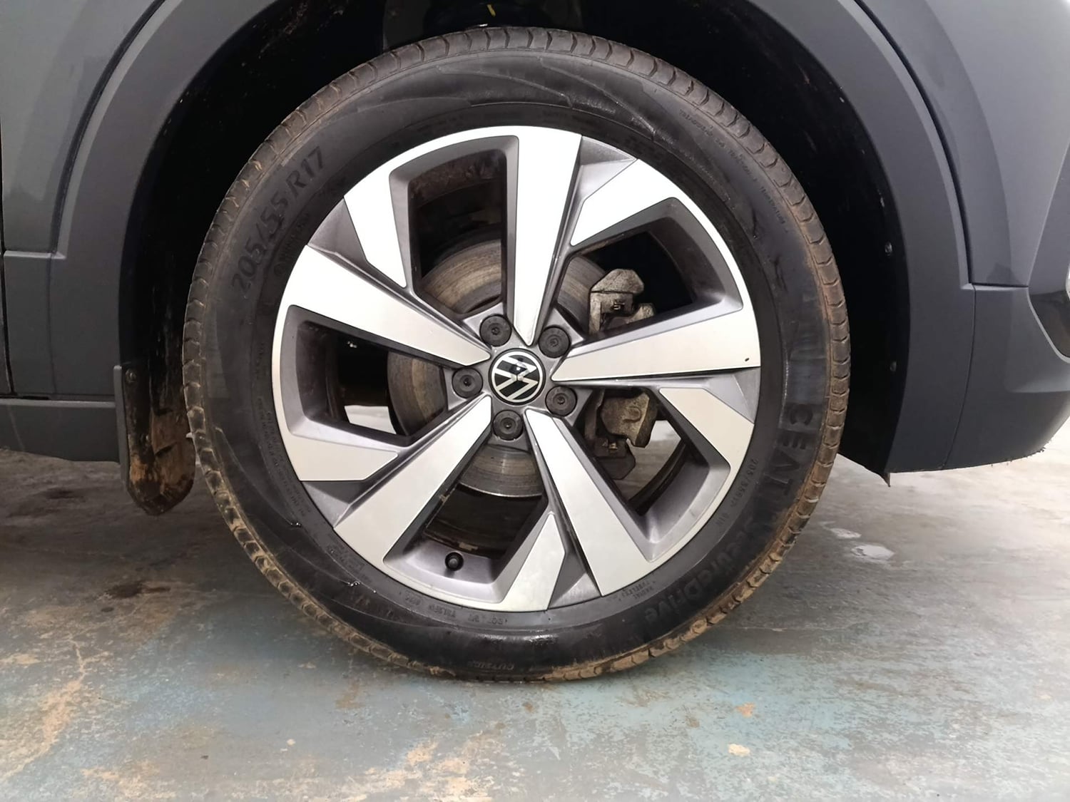 Used 2024 Volkswagen Taigun Topline 1.0 TSI AT Petrol Automatic tyres RIGHT FRONT TYRE RIM VIEW
