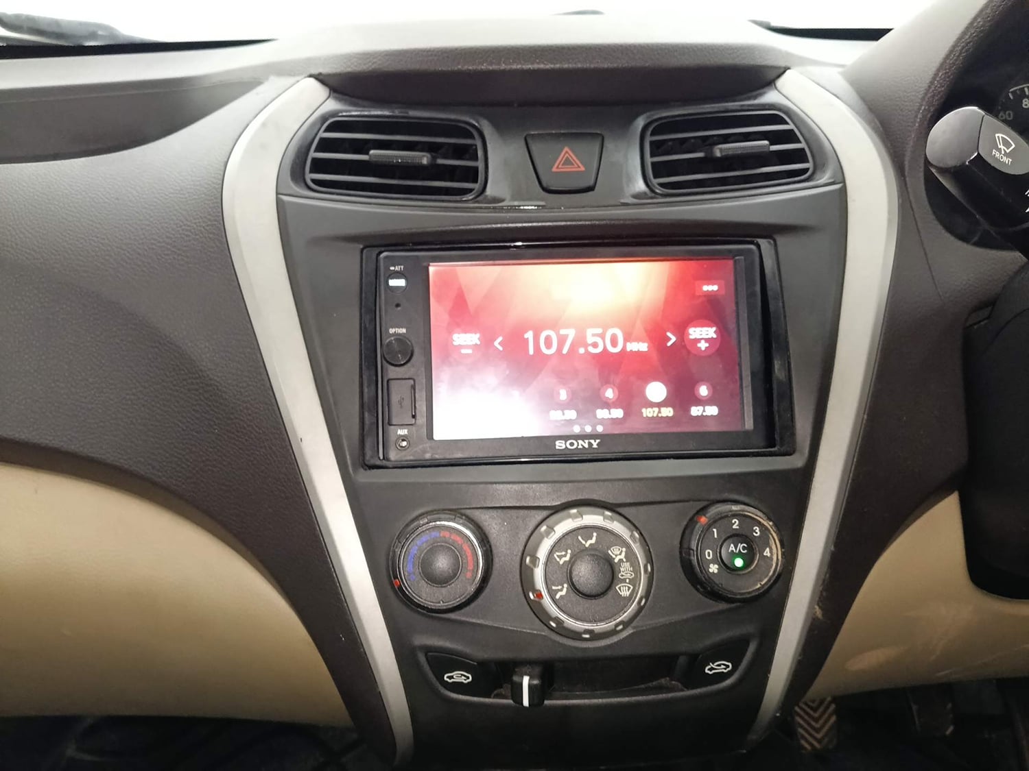 Used 2017 Hyundai Eon Era + Petrol Manual interior MUSIC SYSTEM & AC CONTROL VIEW
