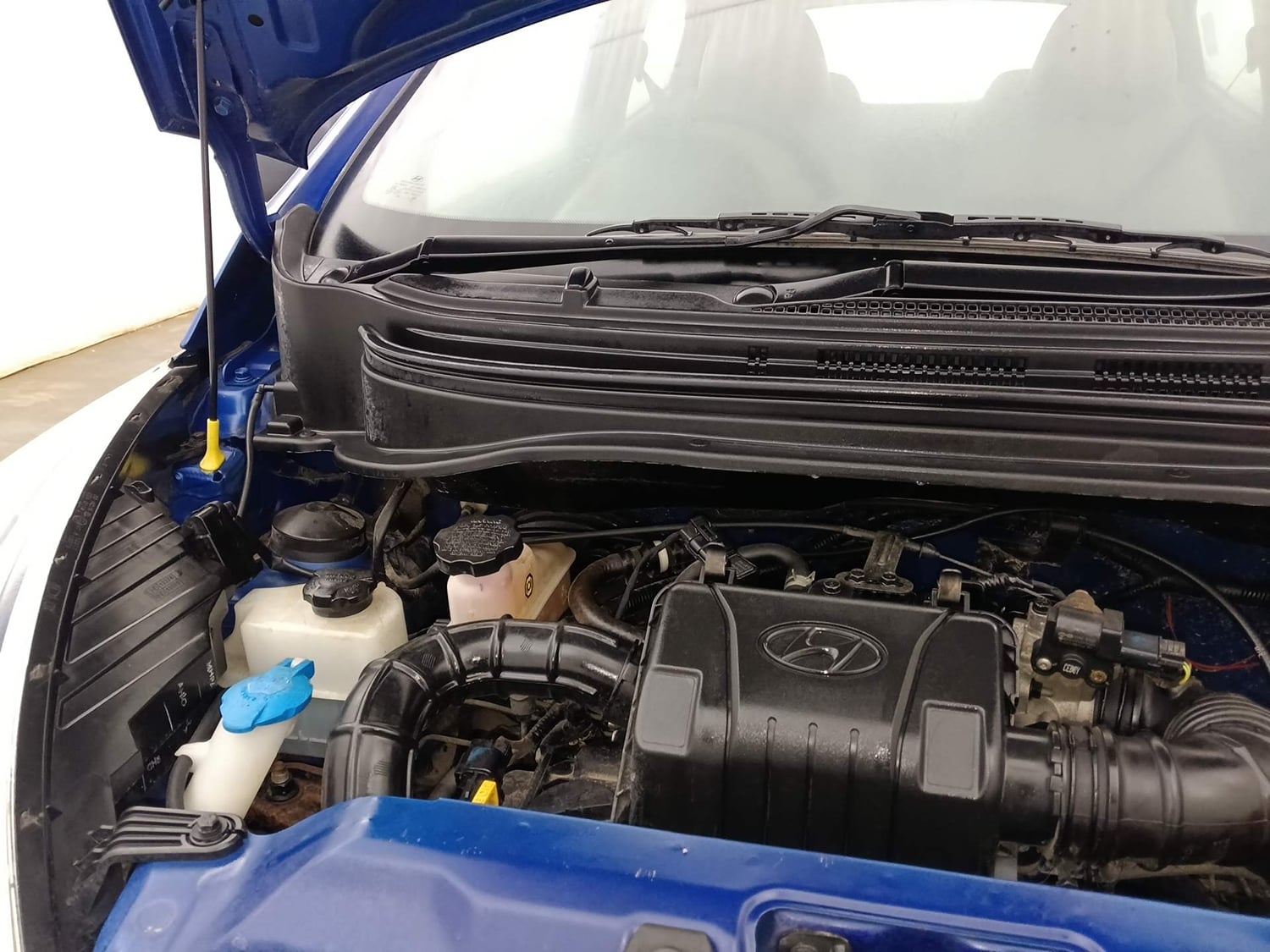 Used 2017 Hyundai Eon Era + Petrol Manual engine ENGINE RIGHT SIDE HINGE & APRON VIEW