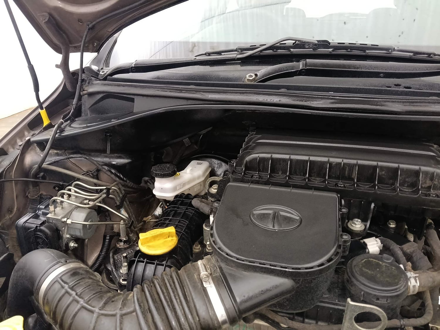 Used 2019 Tata Tiago Revotron XZA Petrol Automatic engine ENGINE RIGHT SIDE HINGE & APRON VIEW