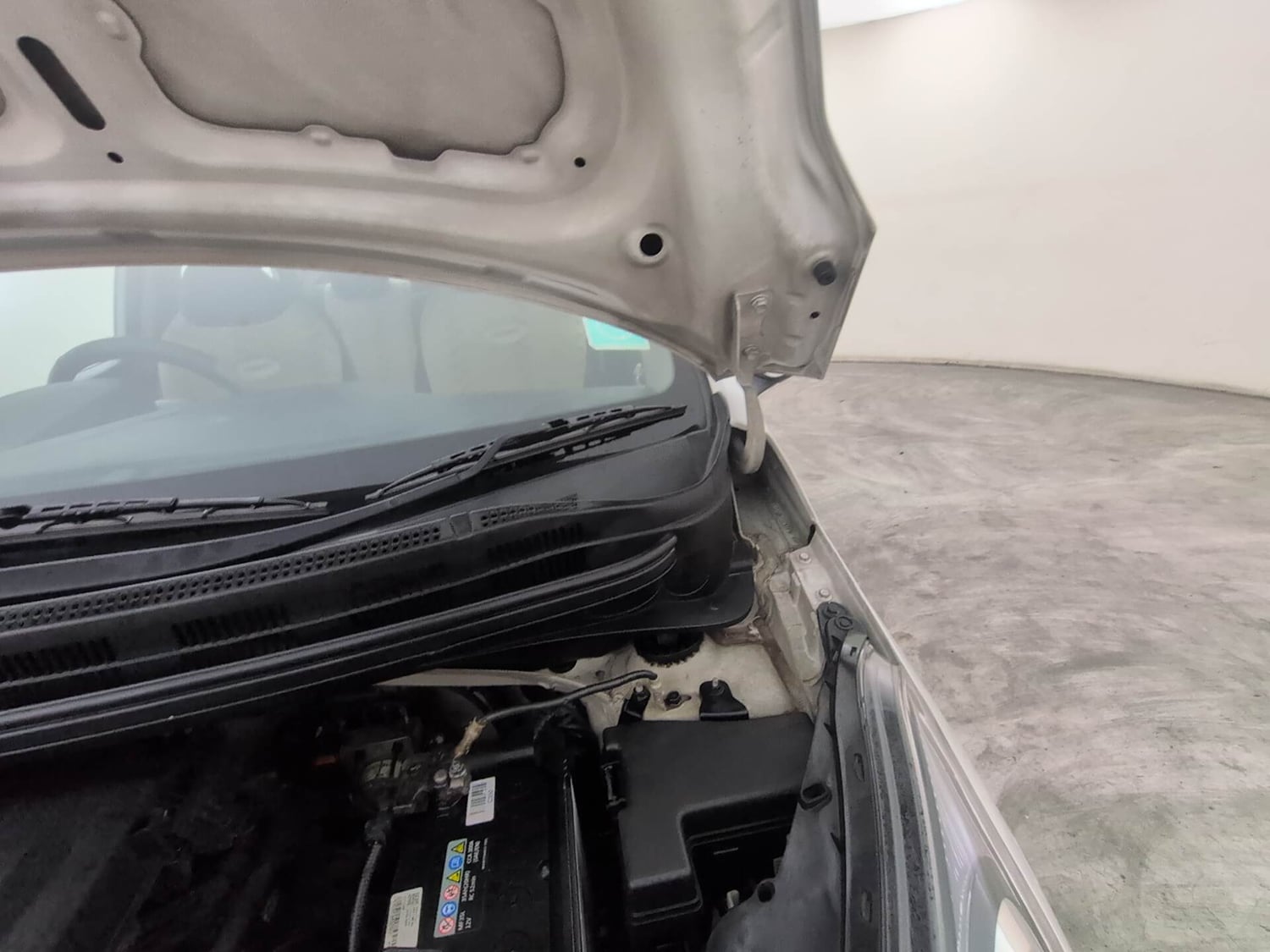 Used 2017 Hyundai Xcent SX Petrol Manual engine ENGINE LEFT SIDE HINGE & APRON VIEW