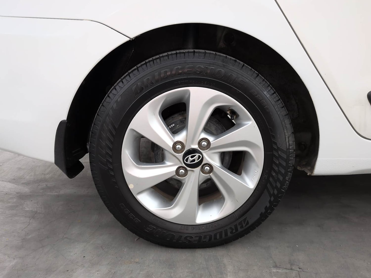 Used 2017 Hyundai Xcent SX Petrol Manual tyres RIGHT REAR TYRE RIM VIEW