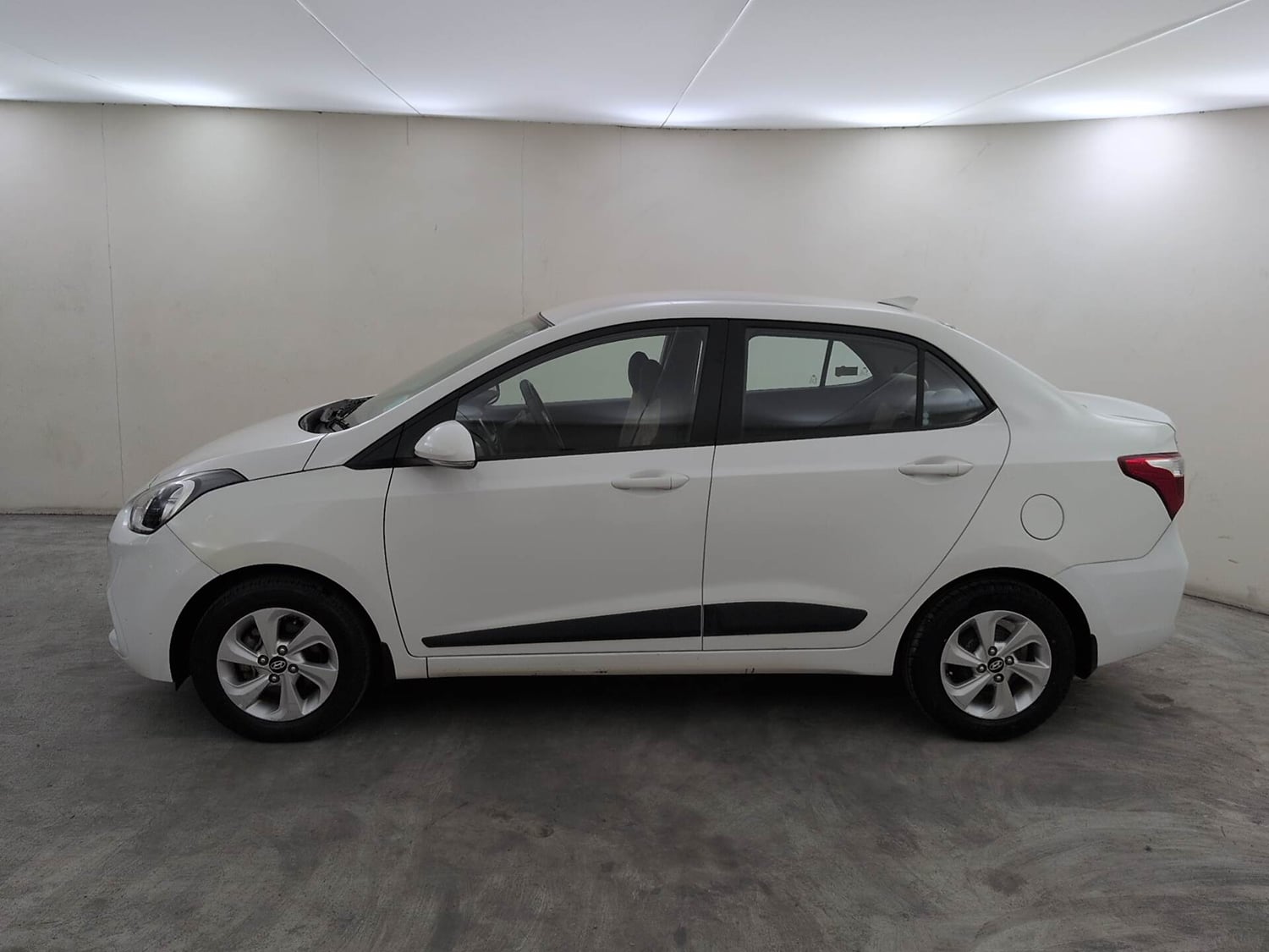 Used 2017 Hyundai Xcent SX Petrol Manual exterior LEFT SIDE VIEW