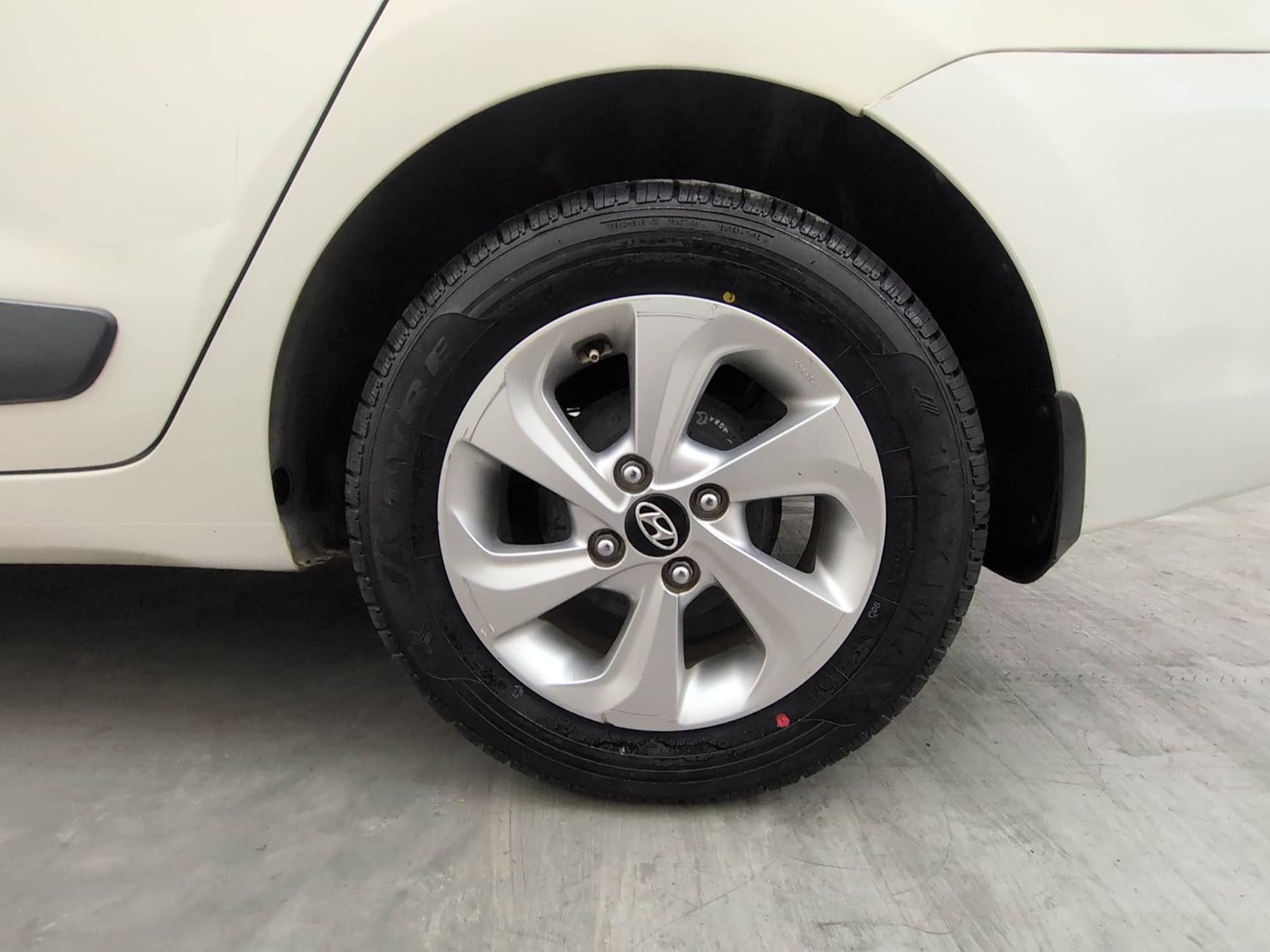 Used 2017 Hyundai Xcent SX Petrol Manual tyres LEFT REAR TYRE RIM VIEW