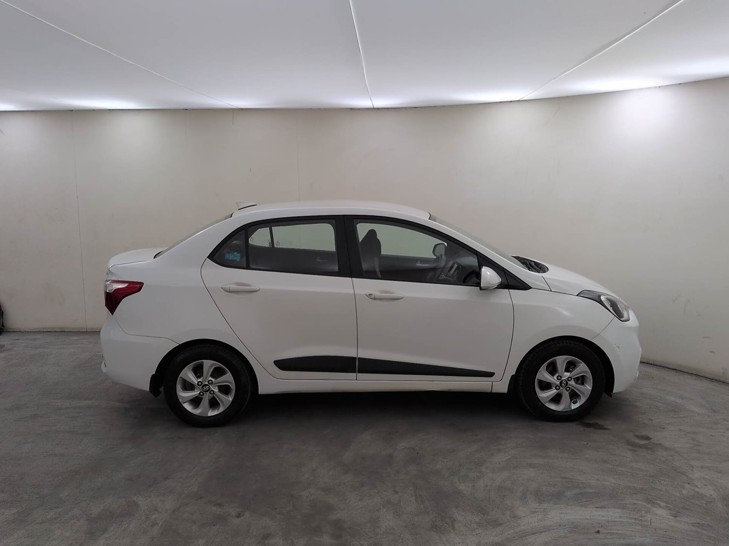 Used 2017 Hyundai Xcent SX Petrol Manual exterior RIGHT SIDE VIEW