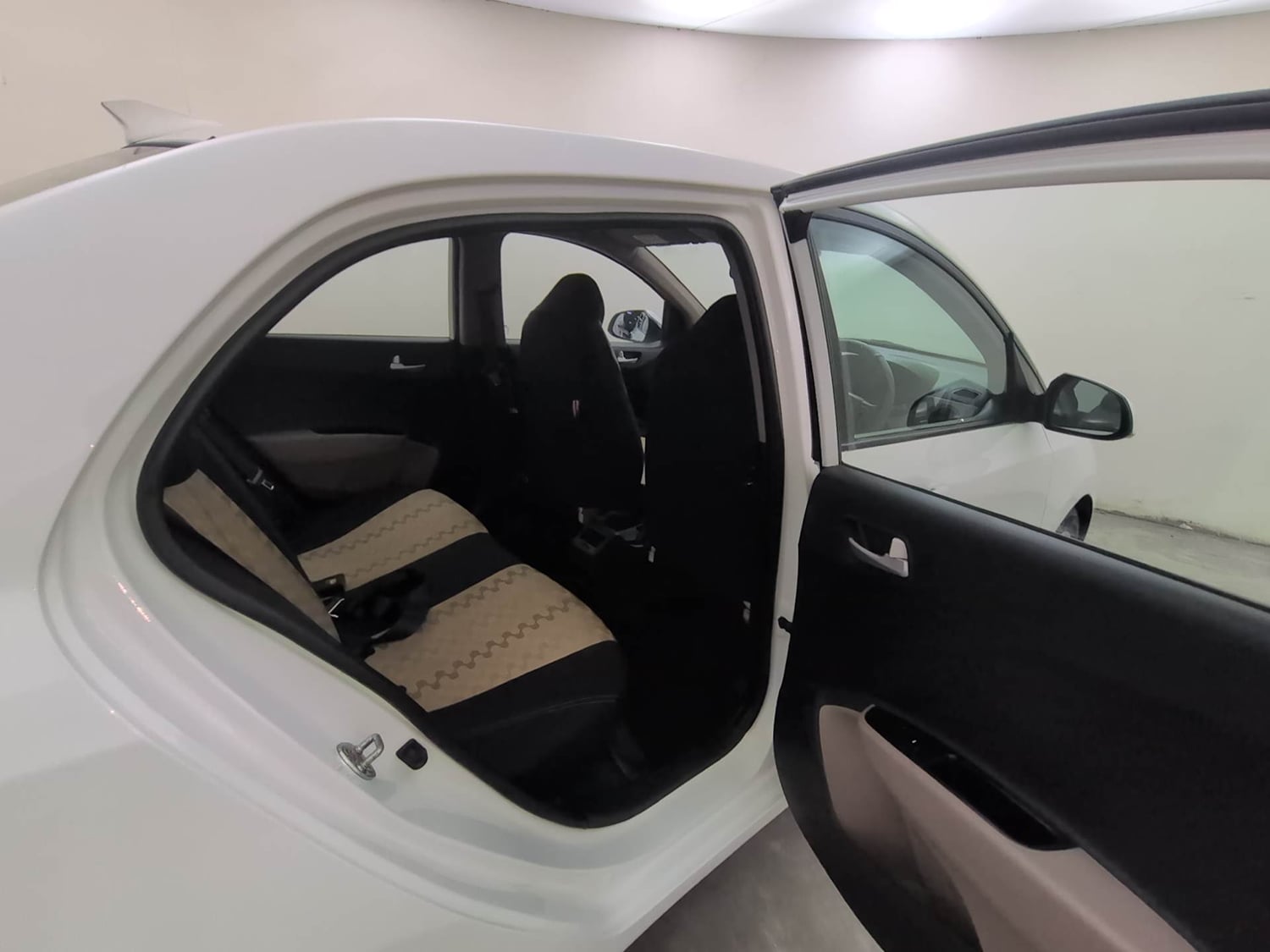 Used 2017 Hyundai Xcent SX Petrol Manual interior RIGHT SIDE REAR DOOR CABIN VIEW