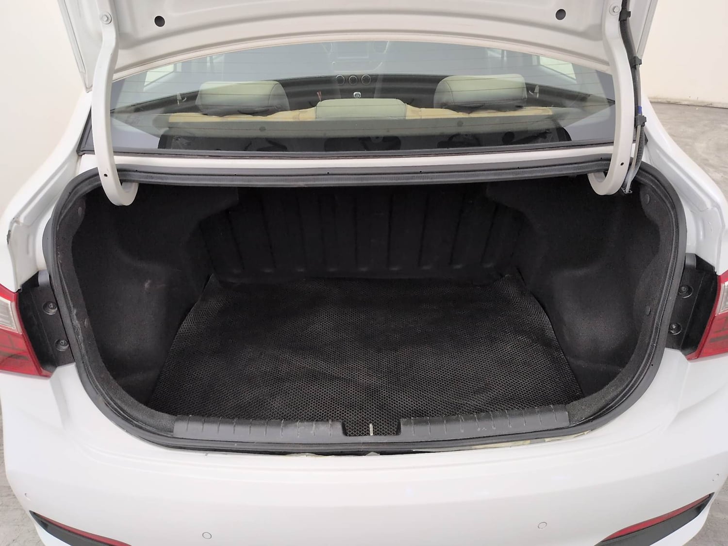 Used 2017 Hyundai Xcent SX Petrol Manual interior DICKY INSIDE VIEW