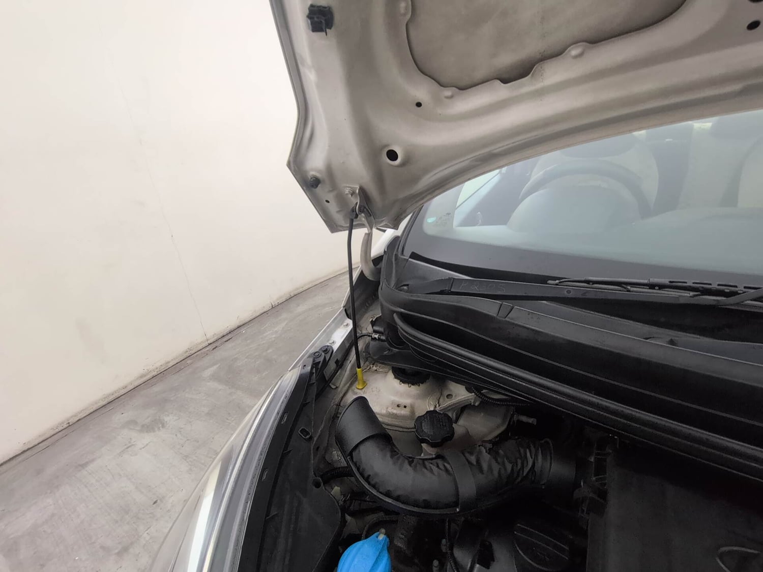 Used 2017 Hyundai Xcent SX Petrol Manual engine ENGINE RIGHT SIDE HINGE & APRON VIEW