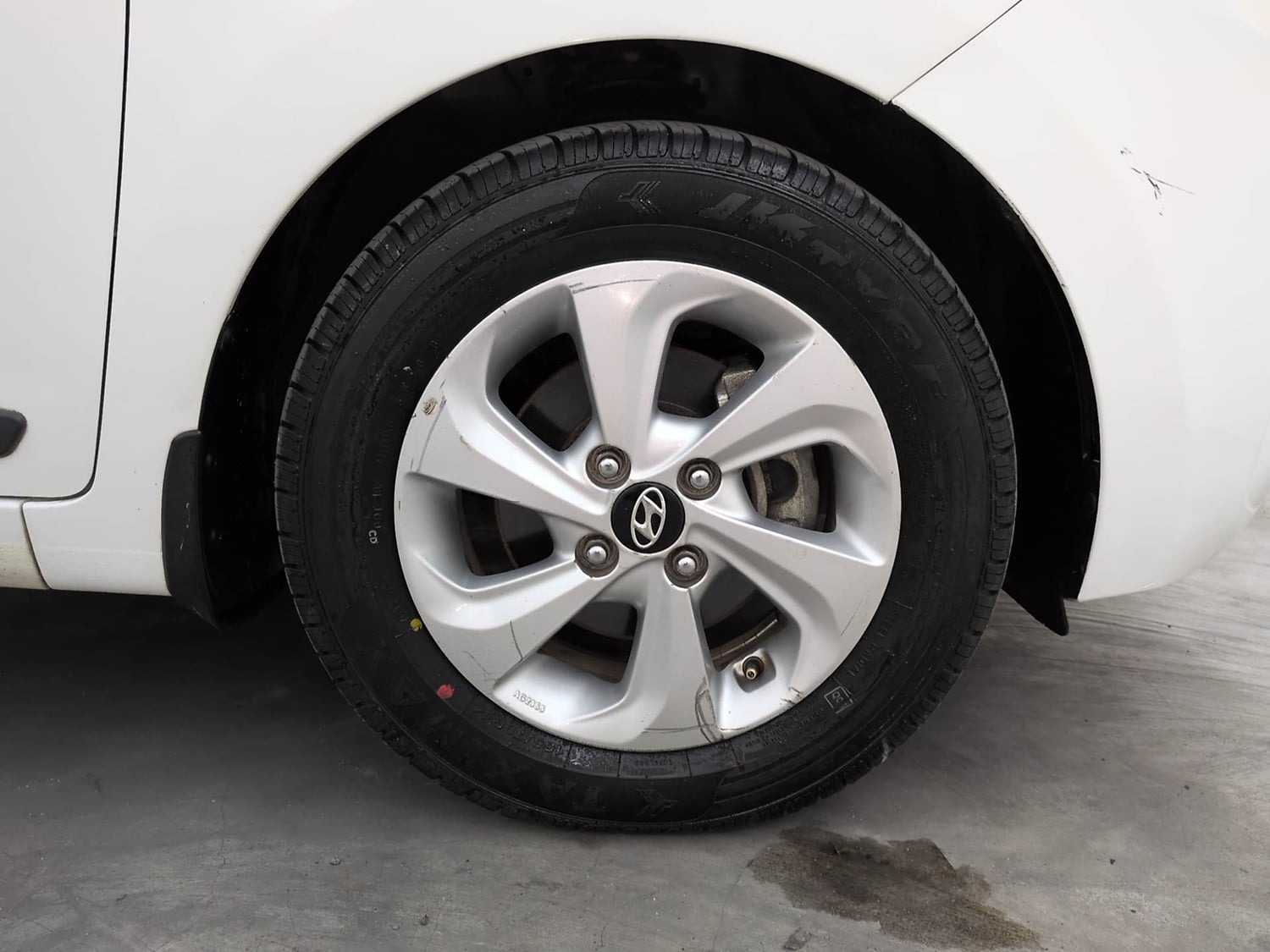 Used 2017 Hyundai Xcent SX Petrol Manual tyres RIGHT FRONT TYRE RIM VIEW