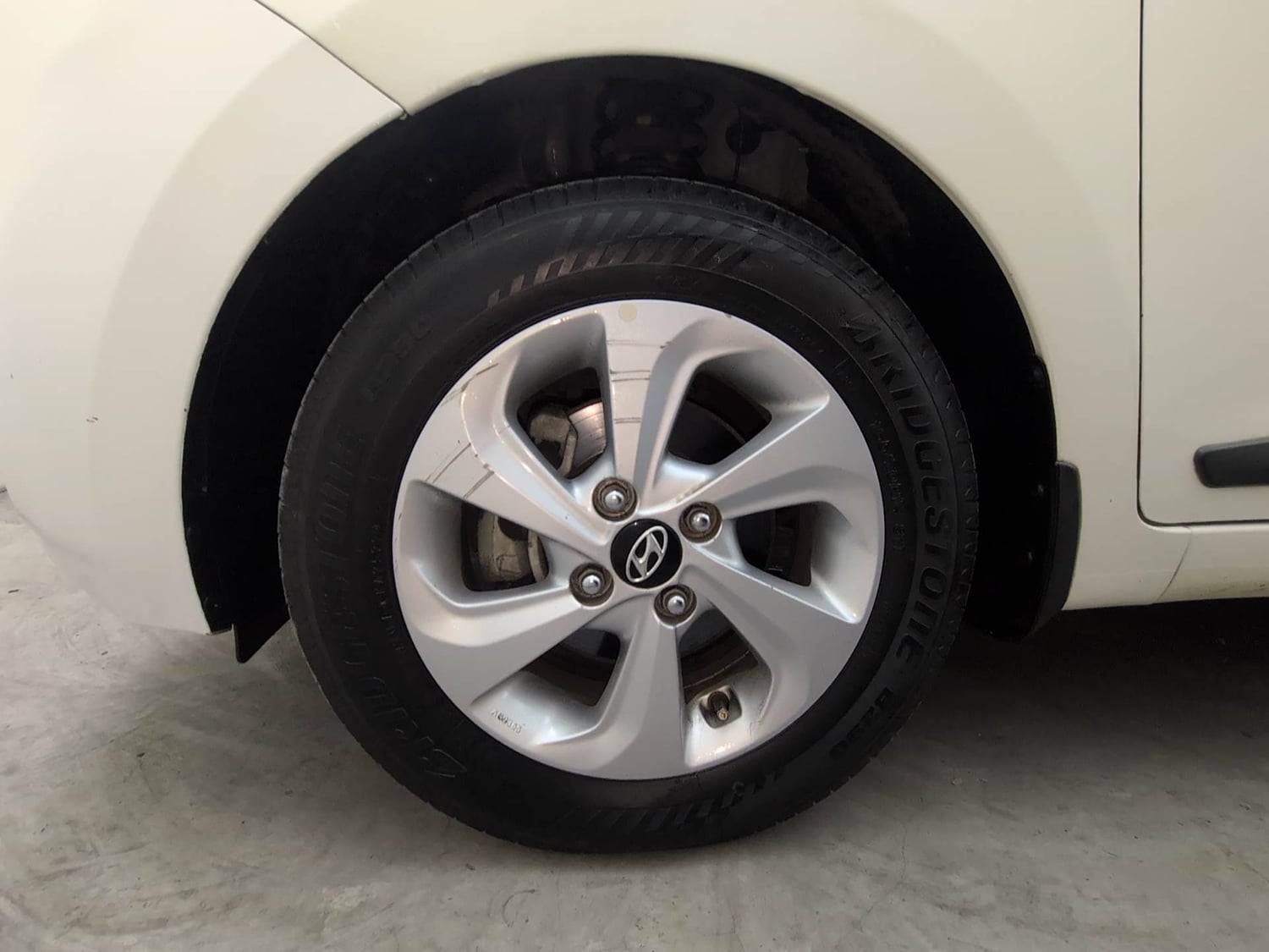 Used 2017 Hyundai Xcent SX Petrol Manual tyres LEFT FRONT TYRE RIM VIEW