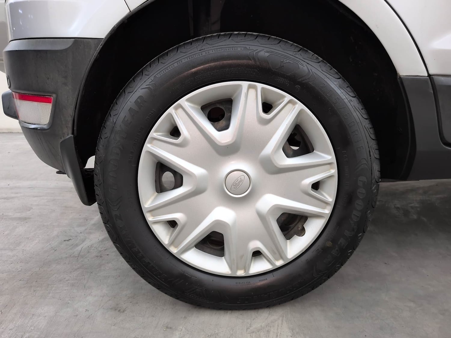 Used 2018 Ford EcoSport Trend + 1.5L Ti-VCT AT Petrol Automatic tyres RIGHT REAR TYRE RIM VIEW