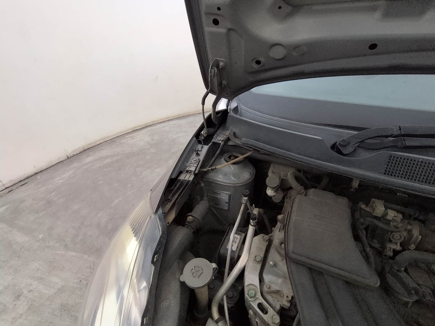 Used 2019 Datsun GO T(O) Petrol Manual engine ENGINE RIGHT SIDE HINGE & APRON VIEW