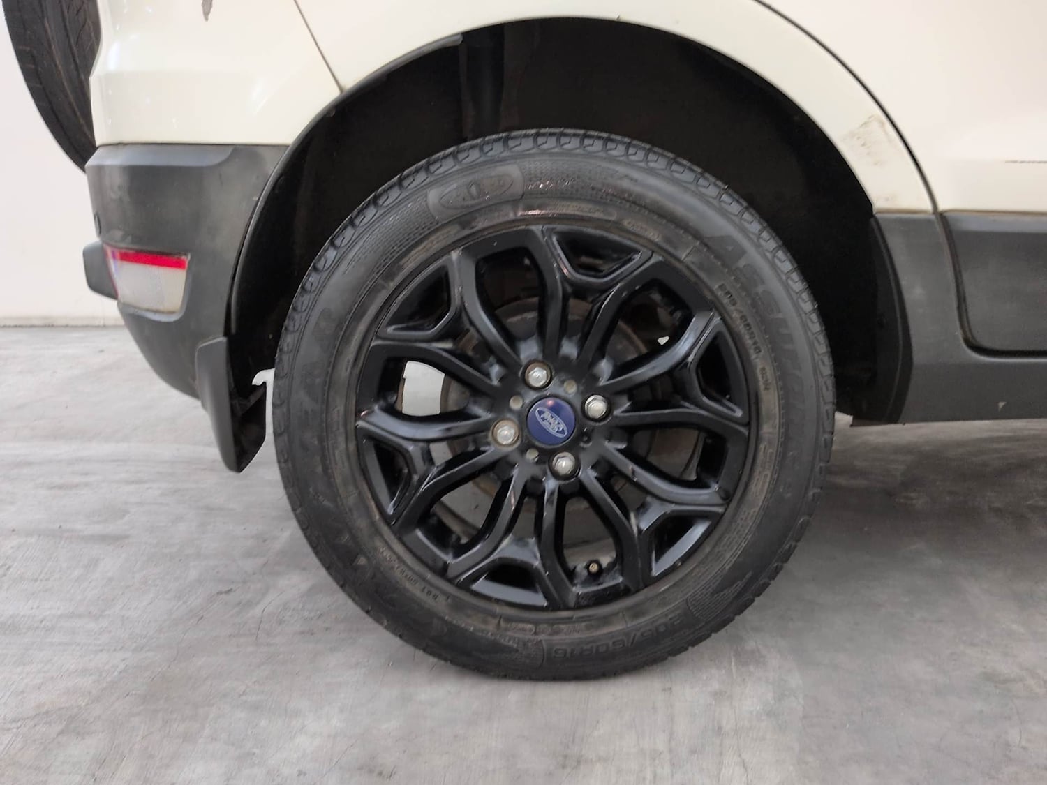 Used 2016 Ford EcoSport Titanium 1.5L TDCi Diesel Manual tyres RIGHT REAR TYRE RIM VIEW