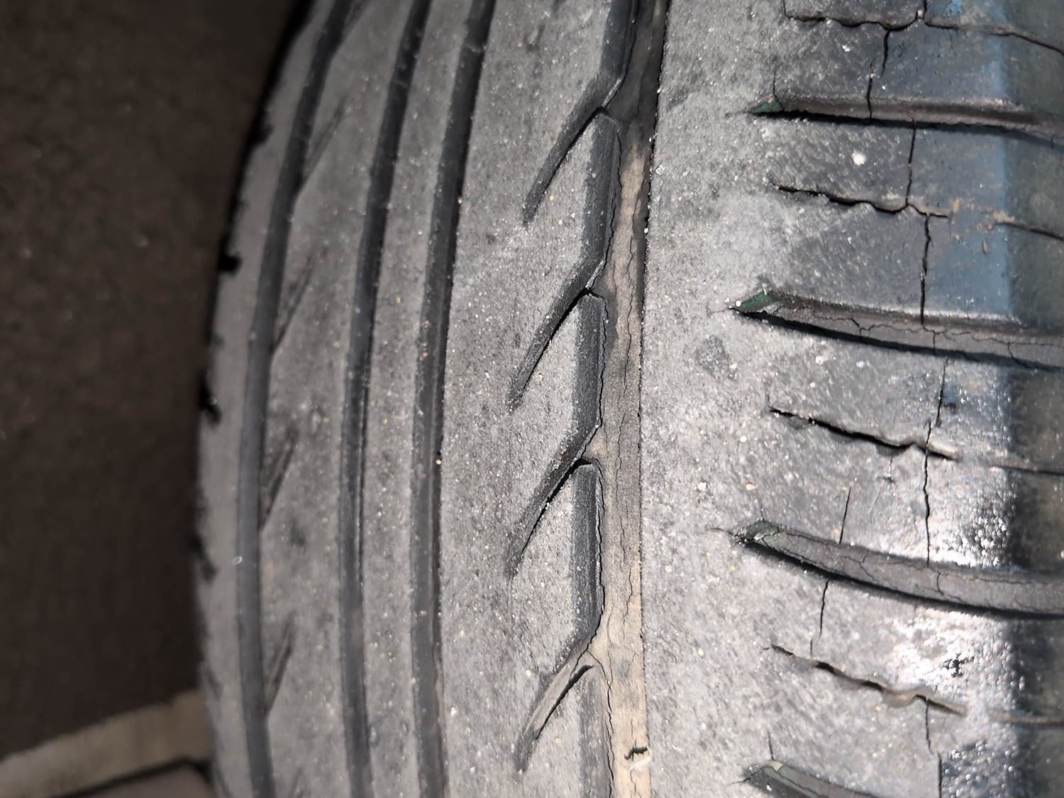 Used 2016 Ford EcoSport Titanium 1.5L TDCi Diesel Manual tyres RIGHT REAR TYRE TREAD VIEW