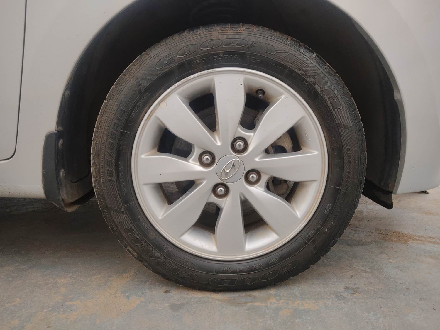 Used 2014 Hyundai Xcent S 1.2 (O) Petrol Manual tyres RIGHT FRONT TYRE RIM VIEW