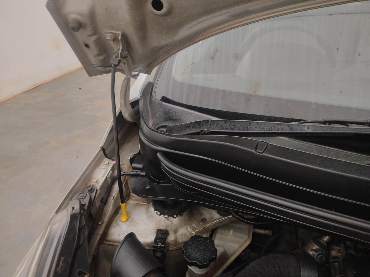 Used 2014 Hyundai Xcent S 1.2 (O) Petrol Manual engine ENGINE RIGHT SIDE HINGE & APRON VIEW