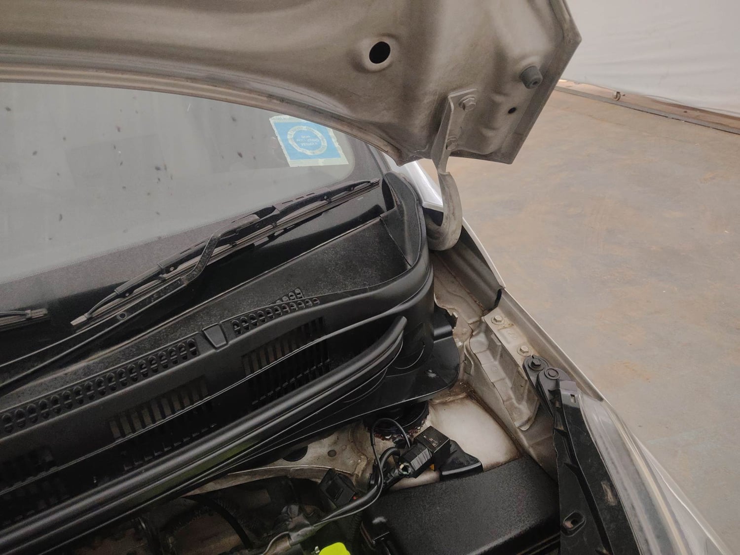 Used 2014 Hyundai Xcent S 1.2 (O) Petrol Manual engine ENGINE LEFT SIDE HINGE & APRON VIEW