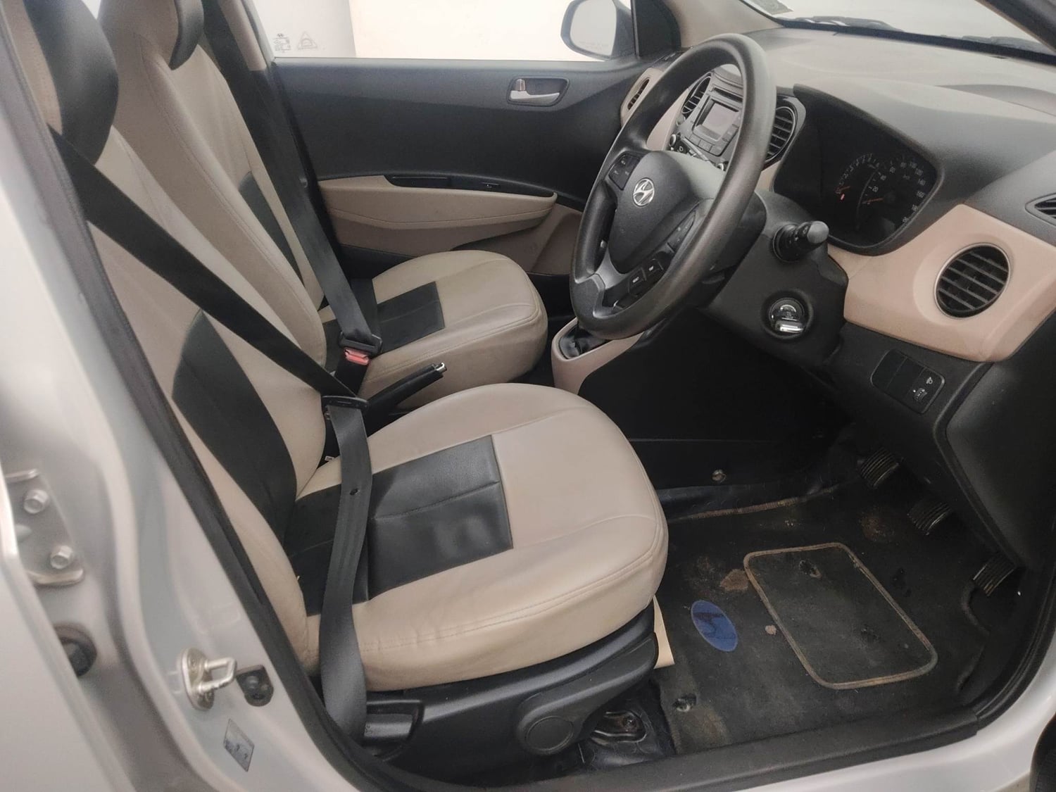 Used 2014 Hyundai Xcent S 1.2 (O) Petrol Manual interior RIGHT SIDE FRONT DOOR CABIN VIEW