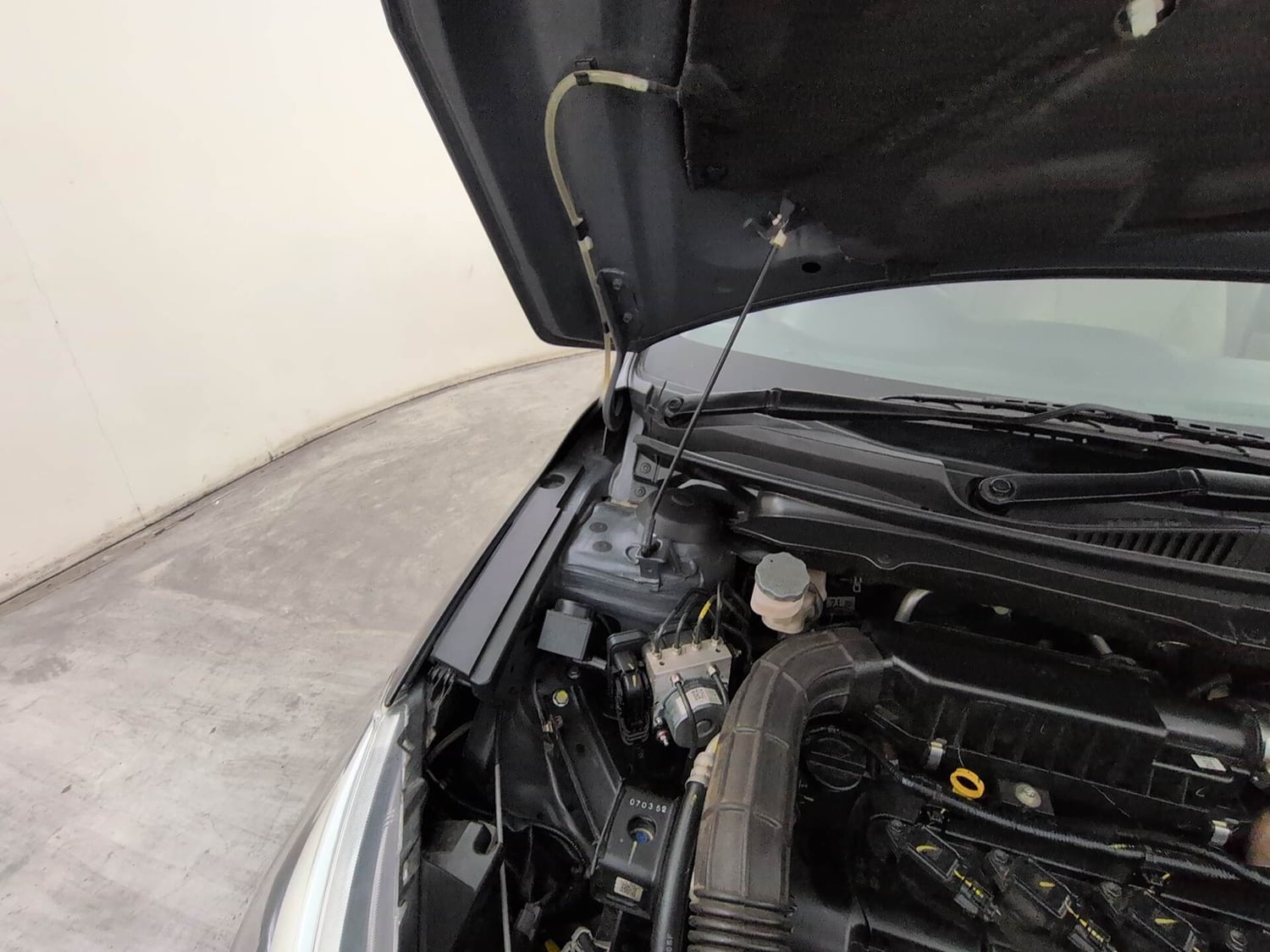Used 2025 Maruti Suzuki Ciaz Alpha 1.5 AT Petrol Automatic engine ENGINE RIGHT SIDE HINGE & APRON VIEW