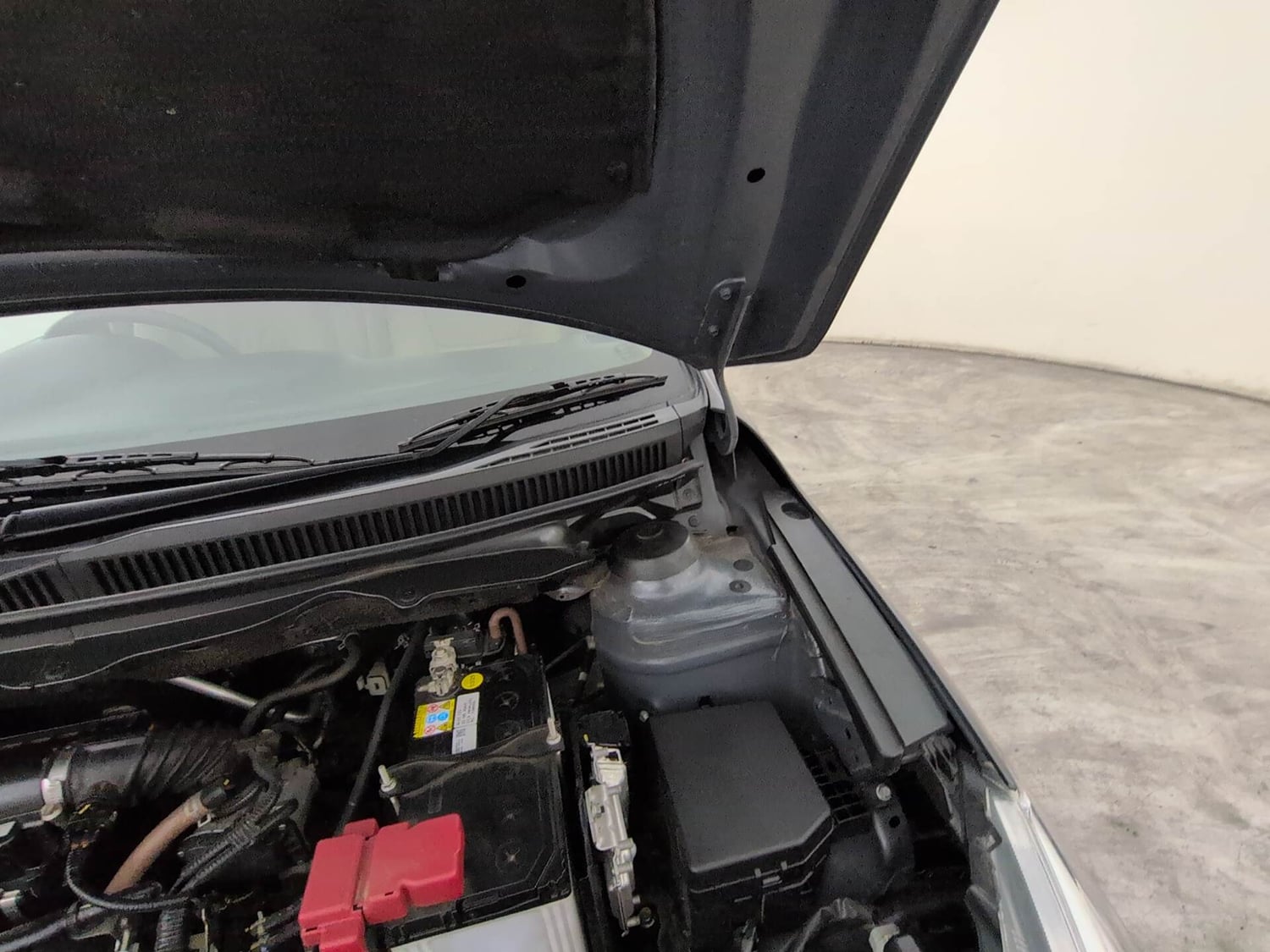 Used 2025 Maruti Suzuki Ciaz Alpha 1.5 AT Petrol Automatic engine ENGINE LEFT SIDE HINGE & APRON VIEW
