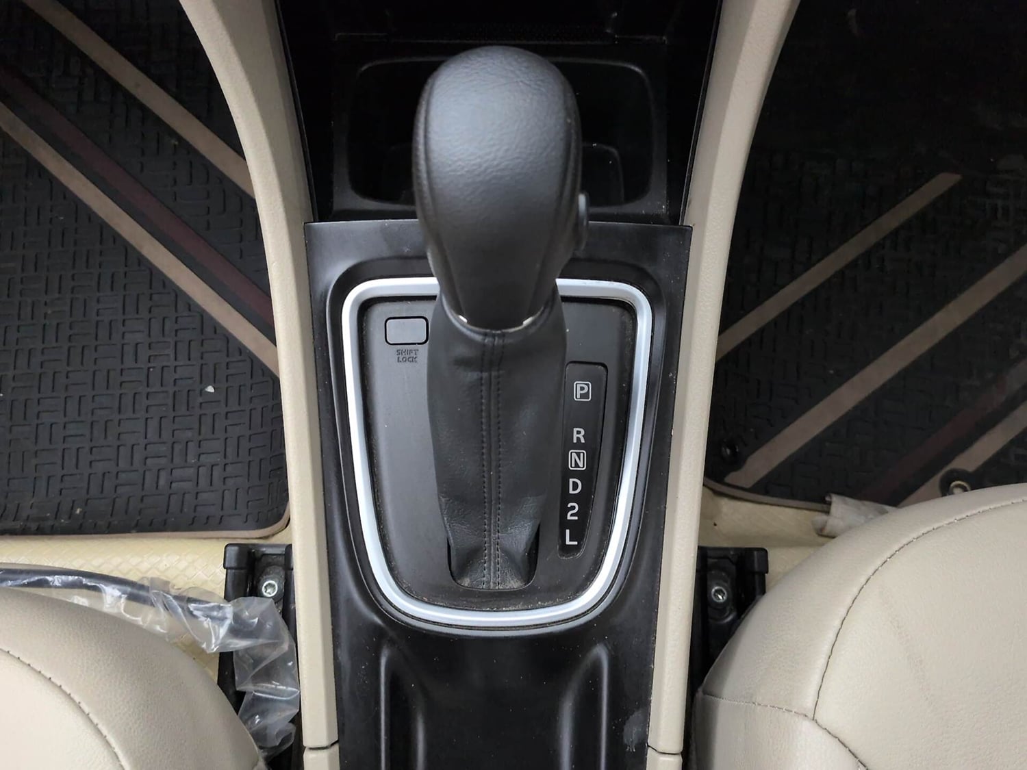 Used 2025 Maruti Suzuki Ciaz Alpha 1.5 AT Petrol Automatic interior GEAR  KNOB VIEW
