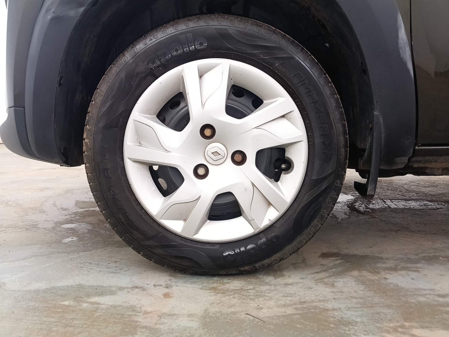 Used 2022 Renault Kwid RXT 1.0 (O) Petrol Manual tyres LEFT FRONT TYRE RIM VIEW