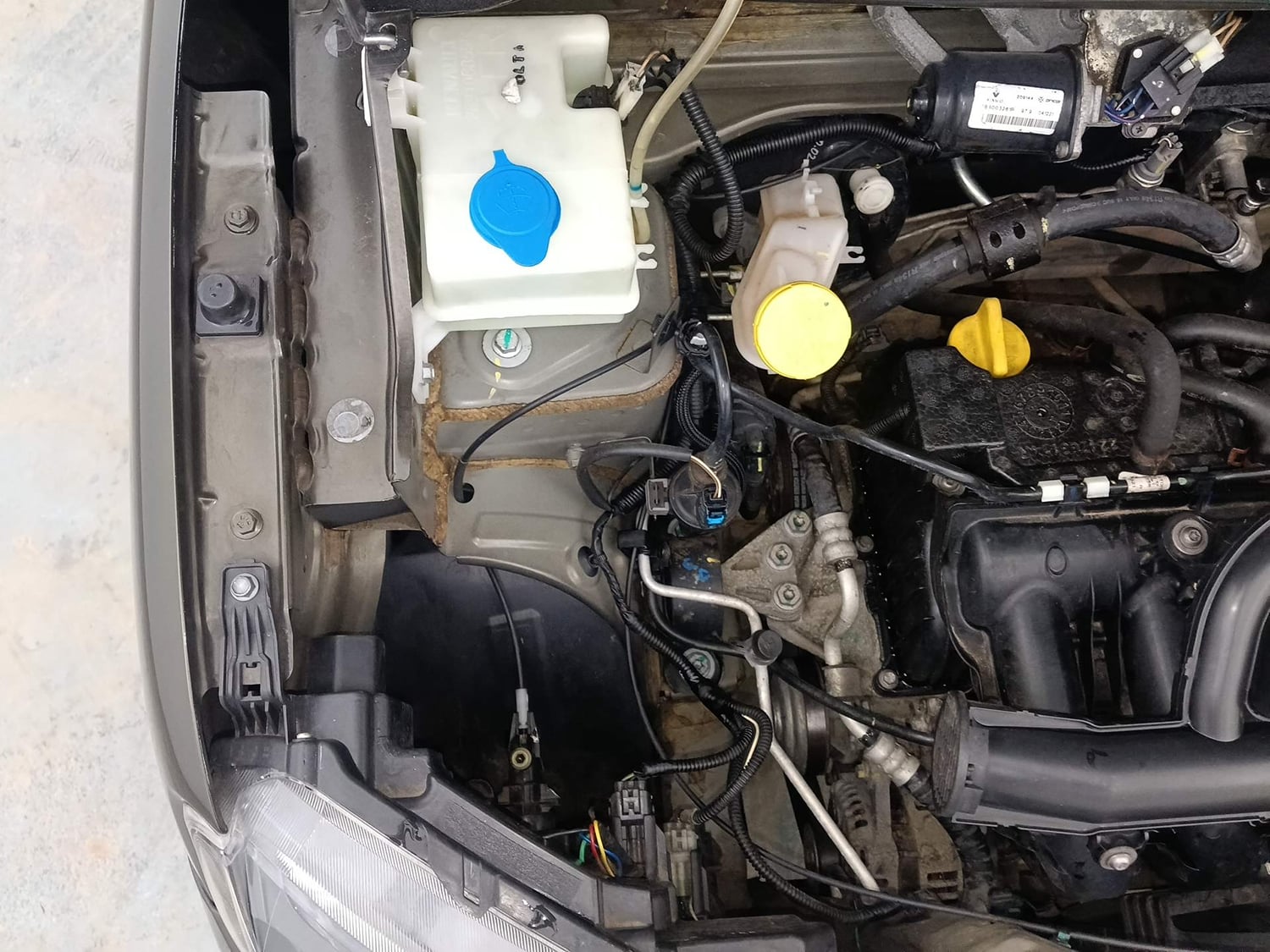 Used 2022 Renault Kwid RXT 1.0 (O) Petrol Manual engine ENGINE RIGHT SIDE VIEW