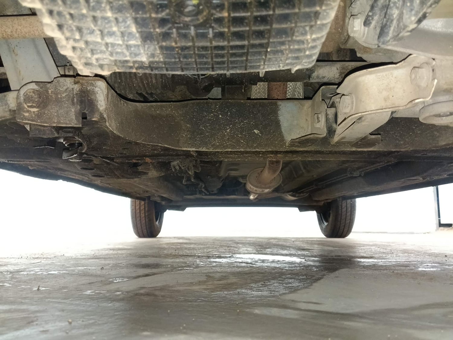 Used 2022 Renault Kwid RXT 1.0 (O) Petrol Manual extra FRONT LEFT UNDERBODY VIEW