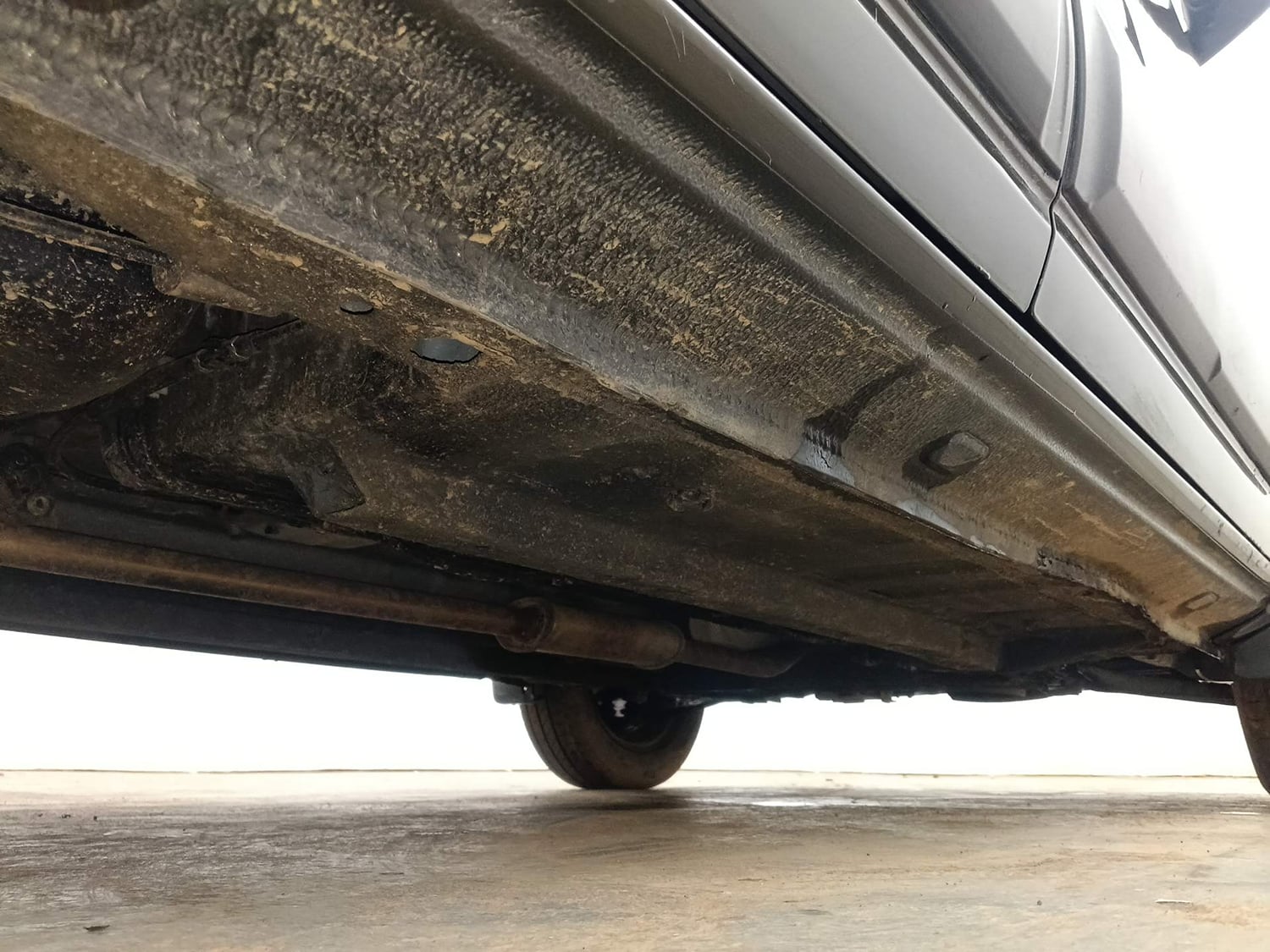 Used 2022 Renault Kwid RXT 1.0 (O) Petrol Manual extra REAR RIGHT UNDERBODY VIEW