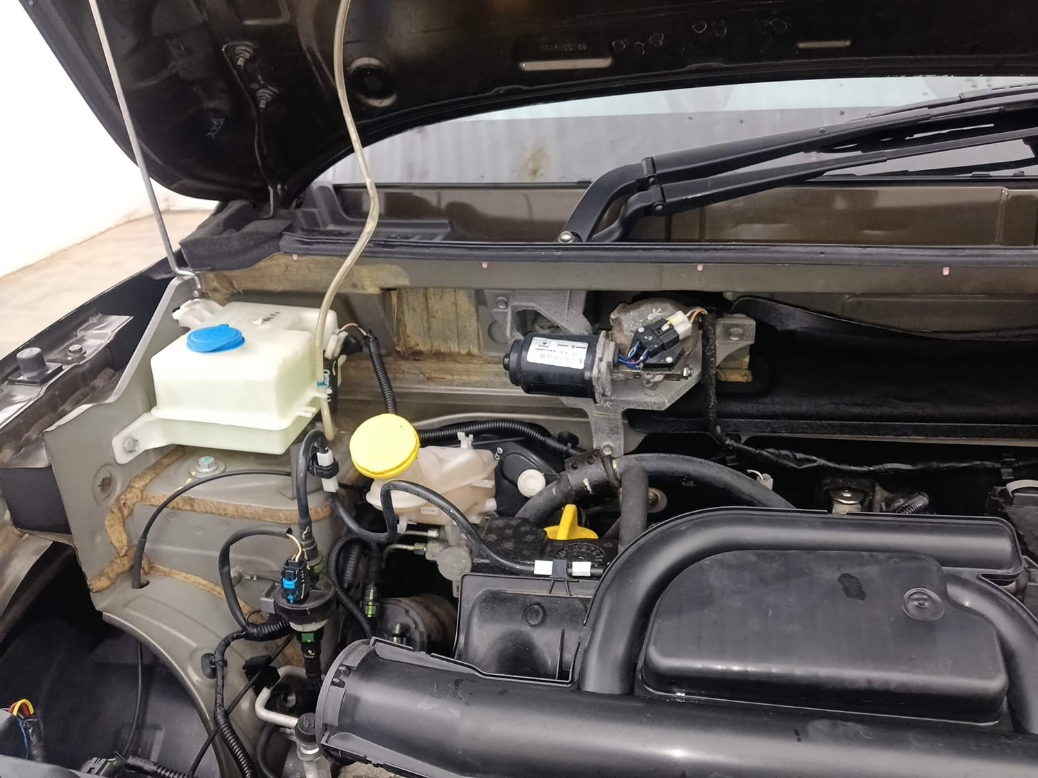 Used 2022 Renault Kwid RXT 1.0 (O) Petrol Manual engine ENGINE RIGHT SIDE HINGE & APRON VIEW
