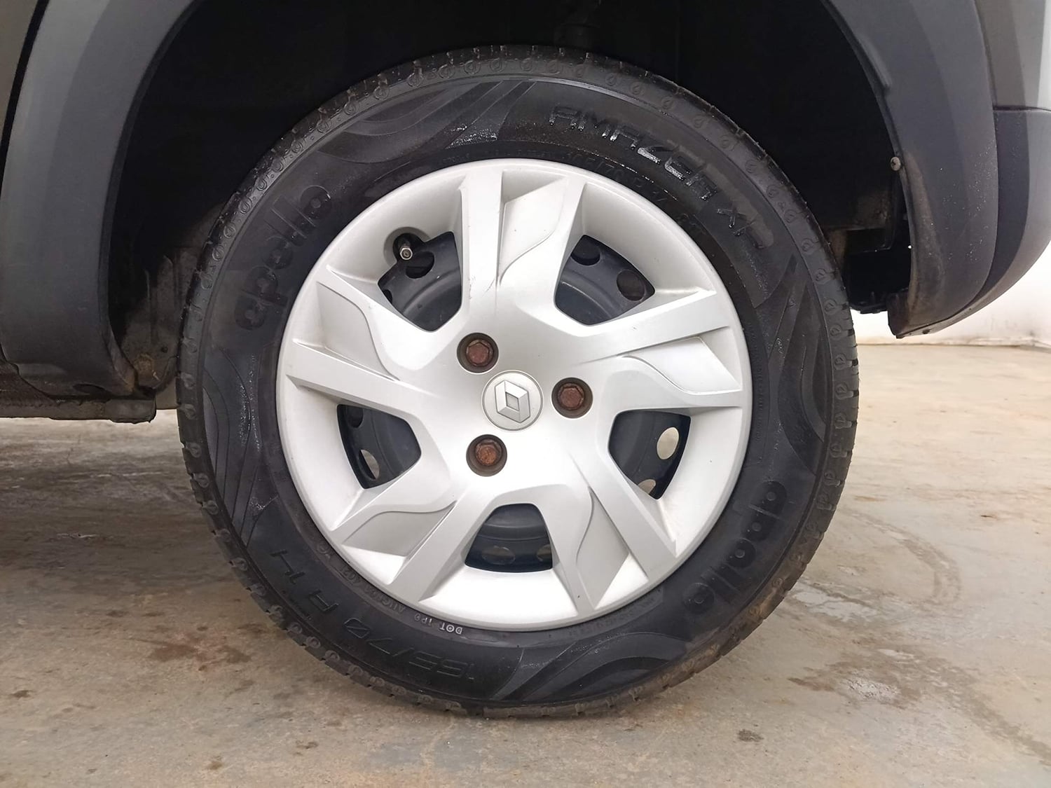 Used 2022 Renault Kwid RXT 1.0 (O) Petrol Manual tyres LEFT REAR TYRE RIM VIEW