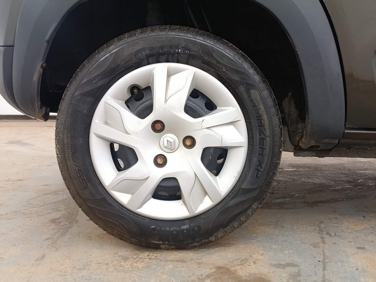 Used 2022 Renault Kwid RXT 1.0 (O) Petrol Manual tyres RIGHT REAR TYRE RIM VIEW