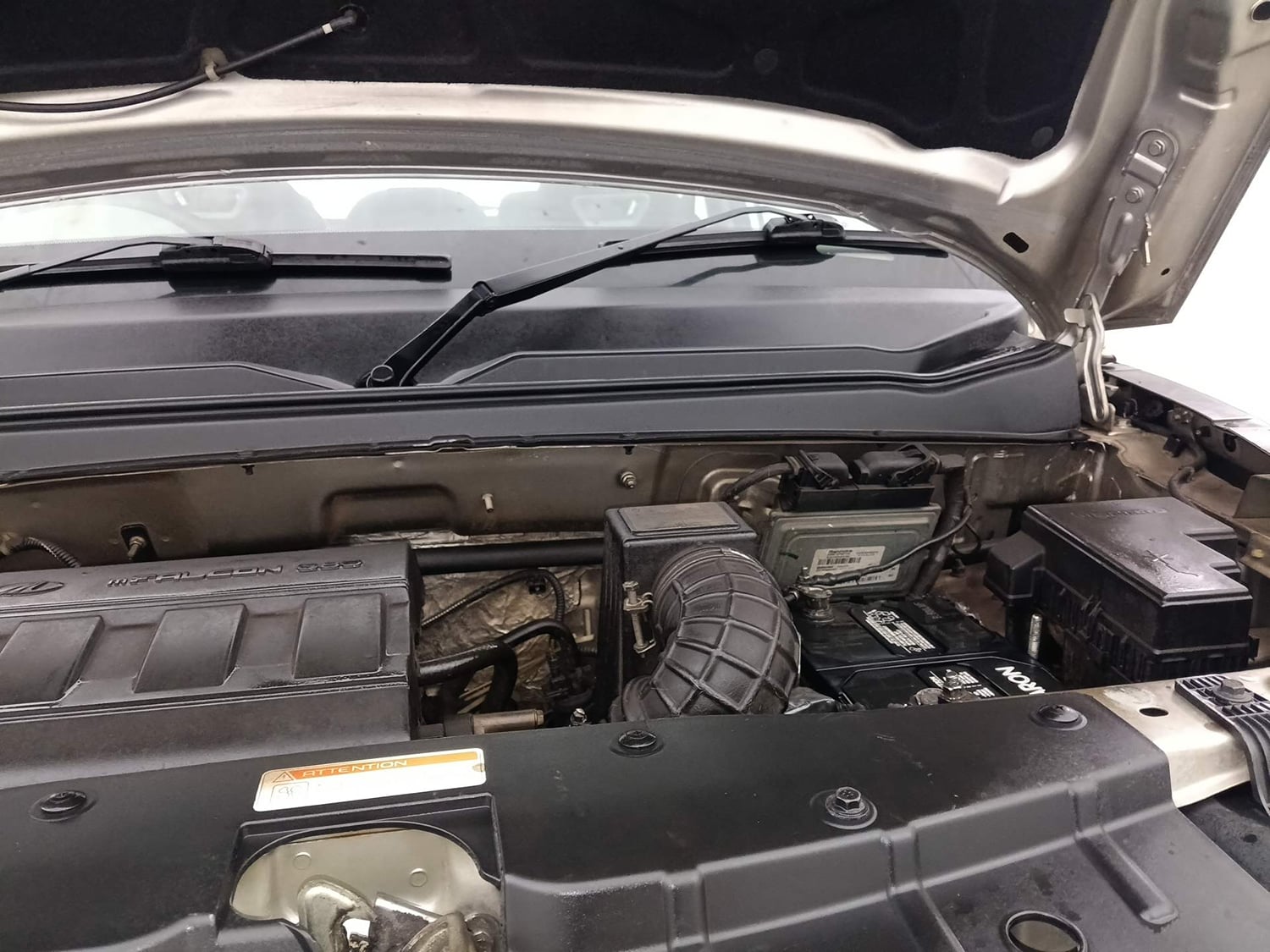 Used 2017 Mahindra KUV100 K8 6 STR Petrol Manual engine ENGINE LEFT SIDE HINGE & APRON VIEW