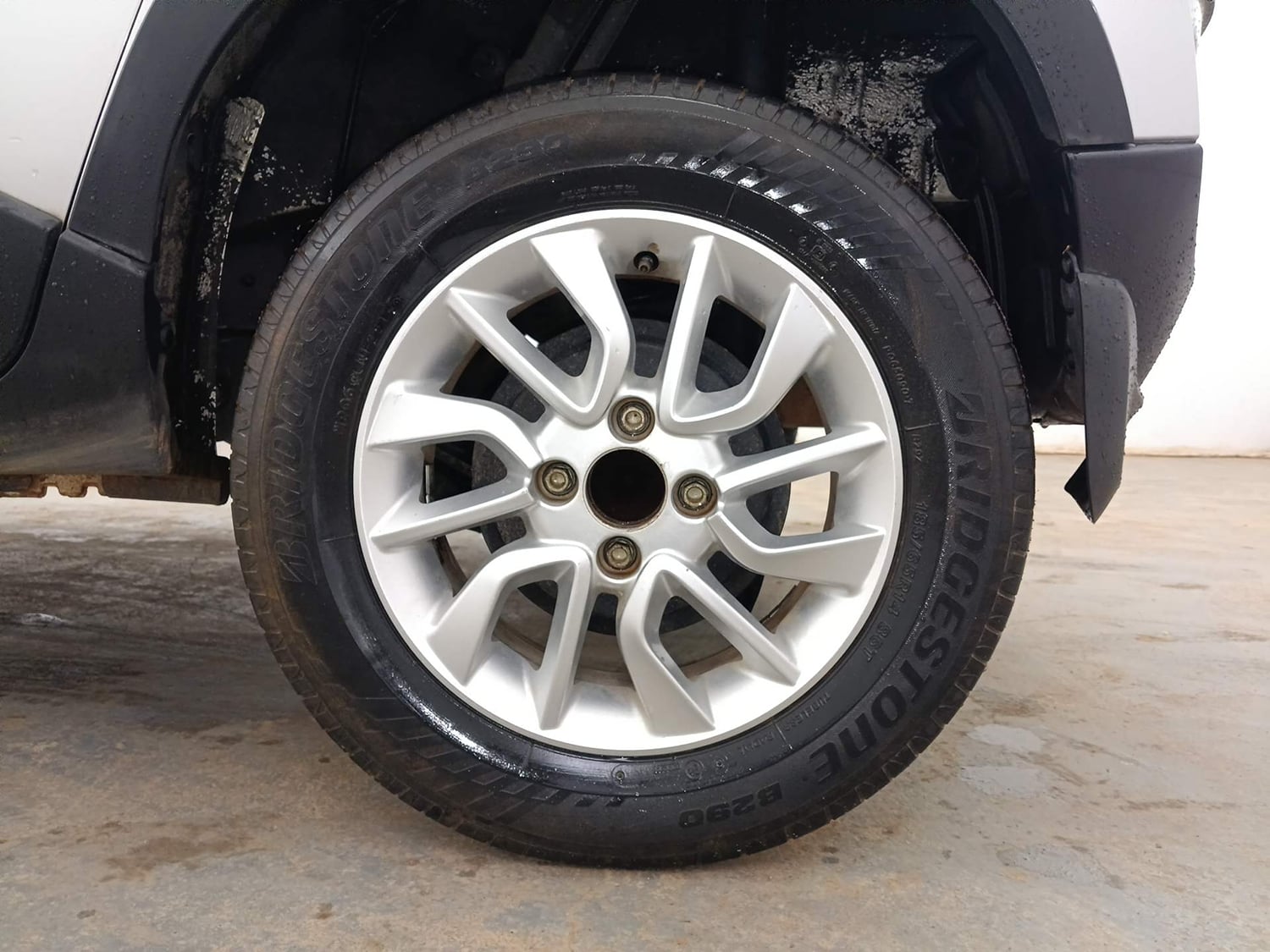 Used 2017 Mahindra KUV100 K8 6 STR Petrol Manual tyres LEFT REAR TYRE RIM VIEW