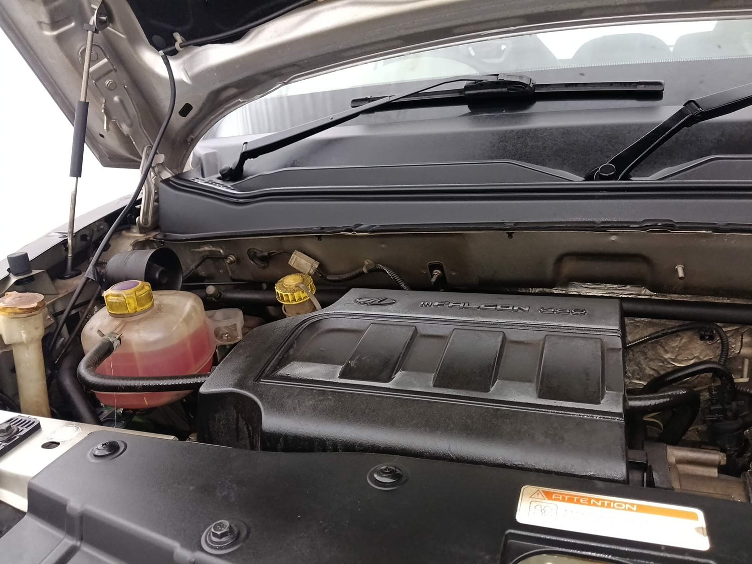 Used 2017 Mahindra KUV100 K8 6 STR Petrol Manual engine ENGINE RIGHT SIDE HINGE & APRON VIEW
