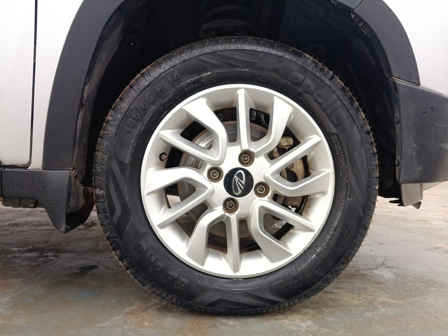 Used 2017 Mahindra KUV100 K8 6 STR Petrol Manual tyres RIGHT FRONT TYRE RIM VIEW