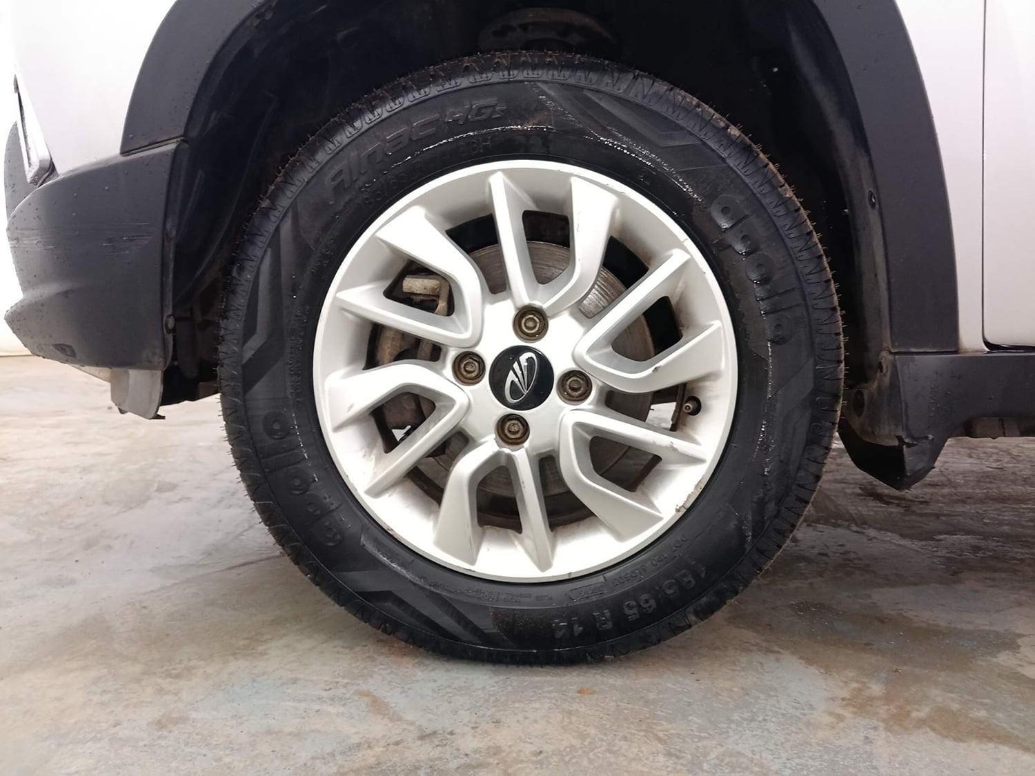 Used 2017 Mahindra KUV100 K8 6 STR Petrol Manual tyres LEFT FRONT TYRE RIM VIEW