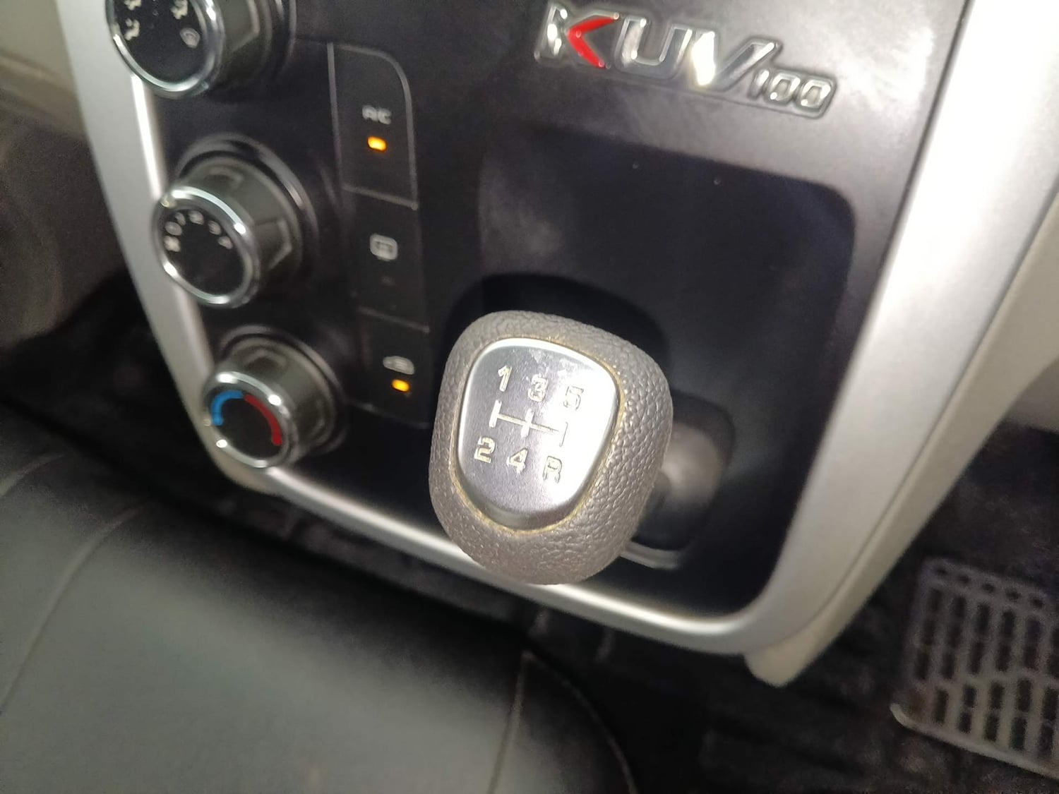 Used 2017 Mahindra KUV100 K8 6 STR Petrol Manual interior GEAR  KNOB VIEW