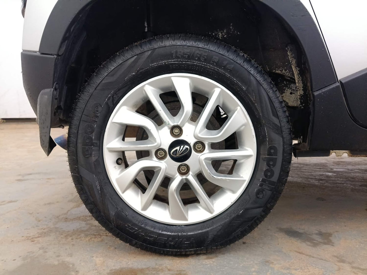 Used 2017 Mahindra KUV100 K8 6 STR Petrol Manual tyres RIGHT REAR TYRE RIM VIEW